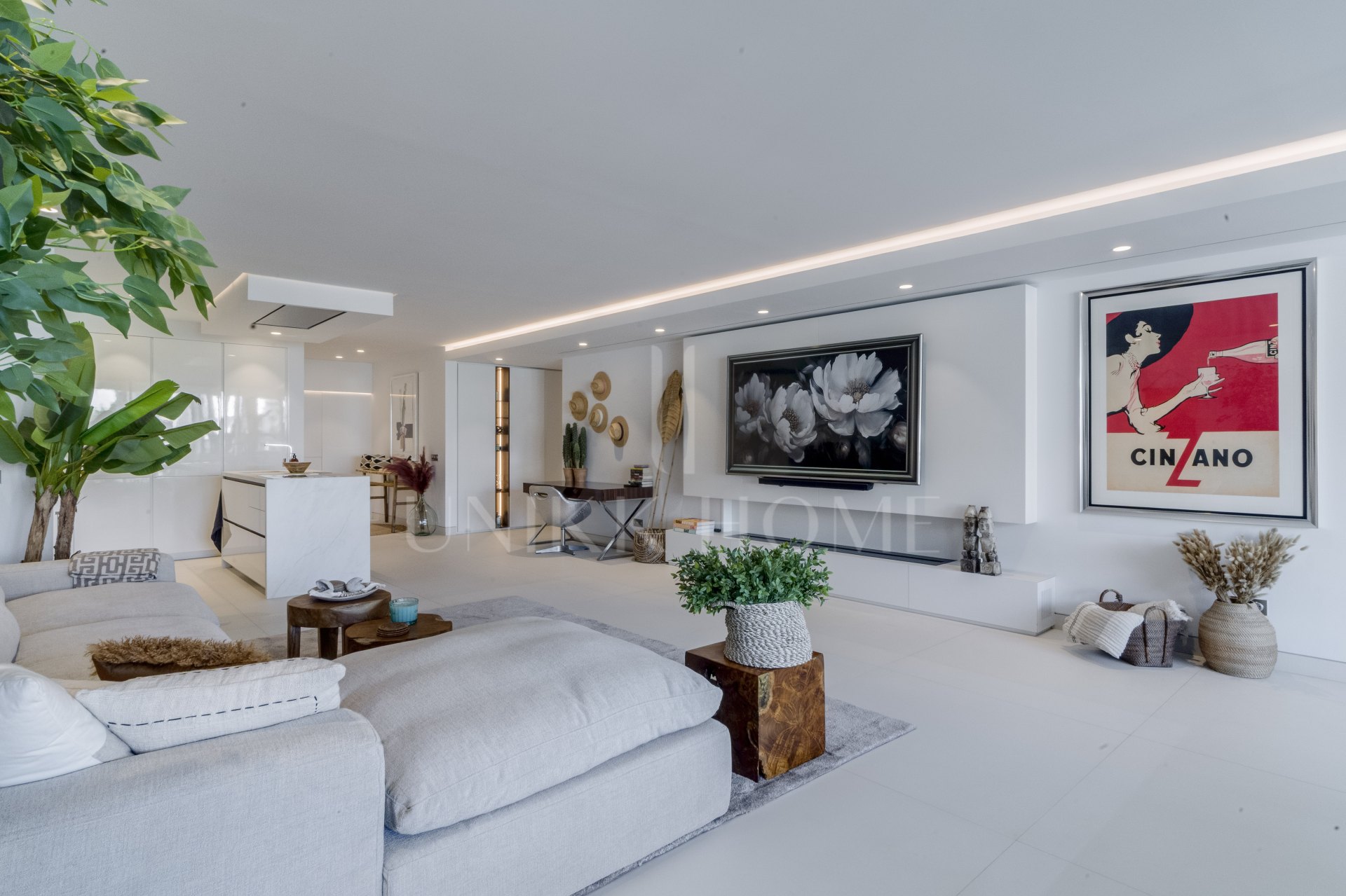 Elegante apartamento de playa de 3 dormitorios completamente renovado en Marina Puente Romano, Milla de Oro de Marbella