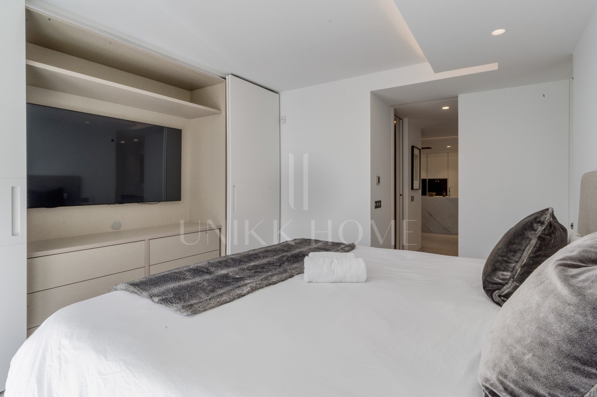Elegante apartamento de playa de 3 dormitorios completamente renovado en Marina Puente Romano, Milla de Oro de Marbella