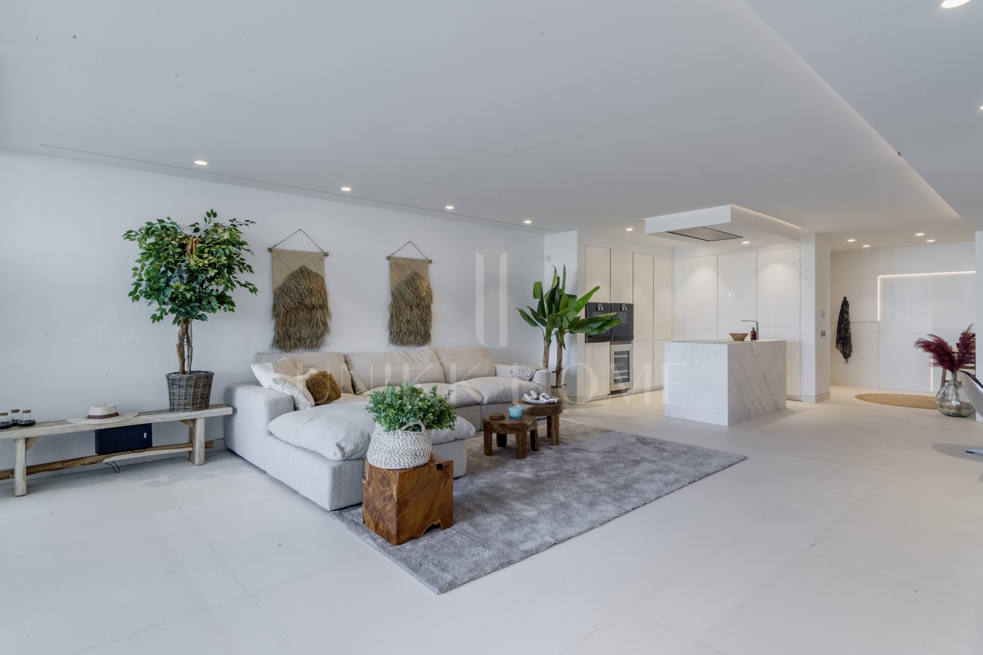 Elegante apartamento de playa de 3 dormitorios completamente renovado en Marina Puente Romano, Milla de Oro de Marbella