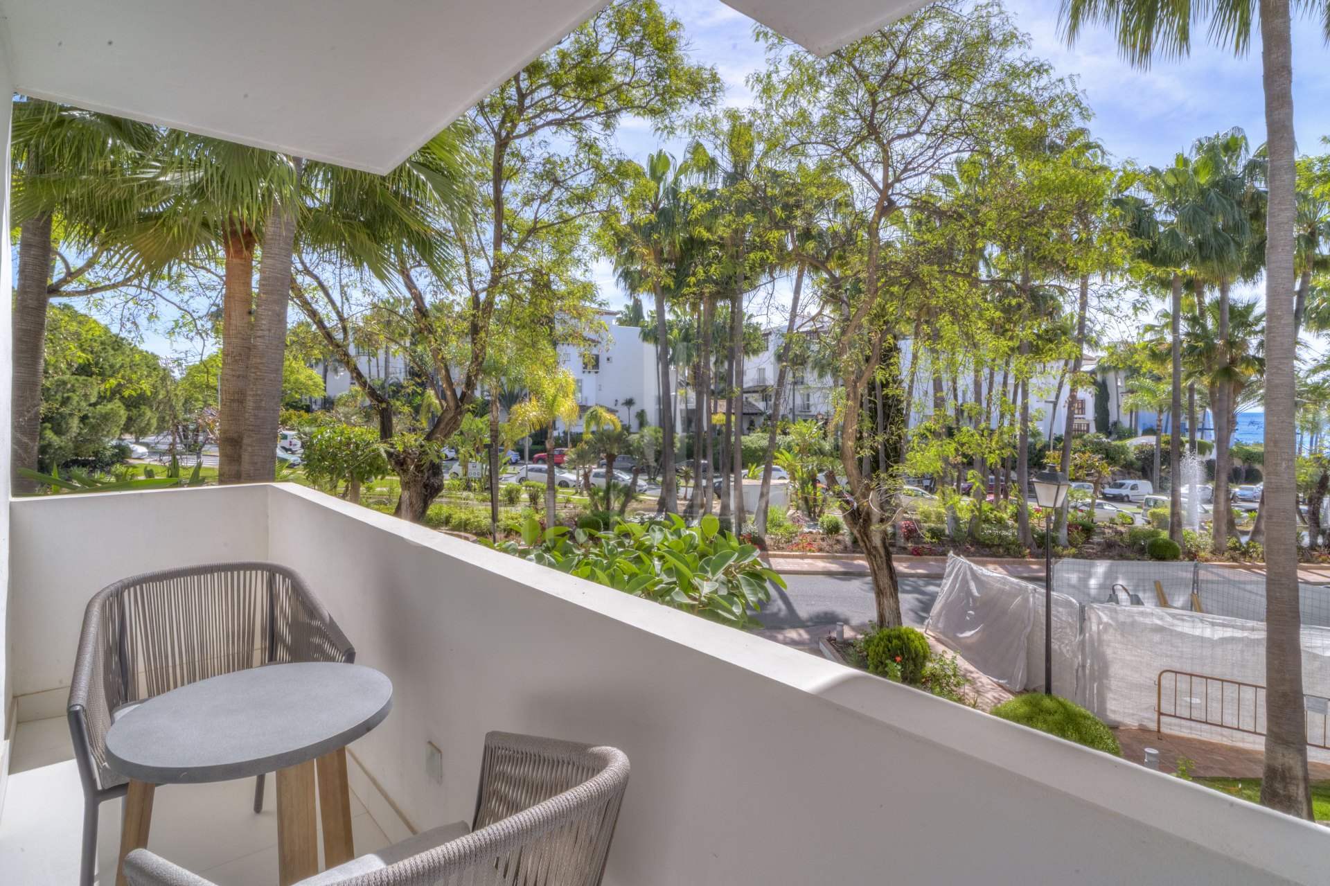 Elegante apartamento de playa de 3 dormitorios completamente renovado en Marina Puente Romano, Milla de Oro de Marbella