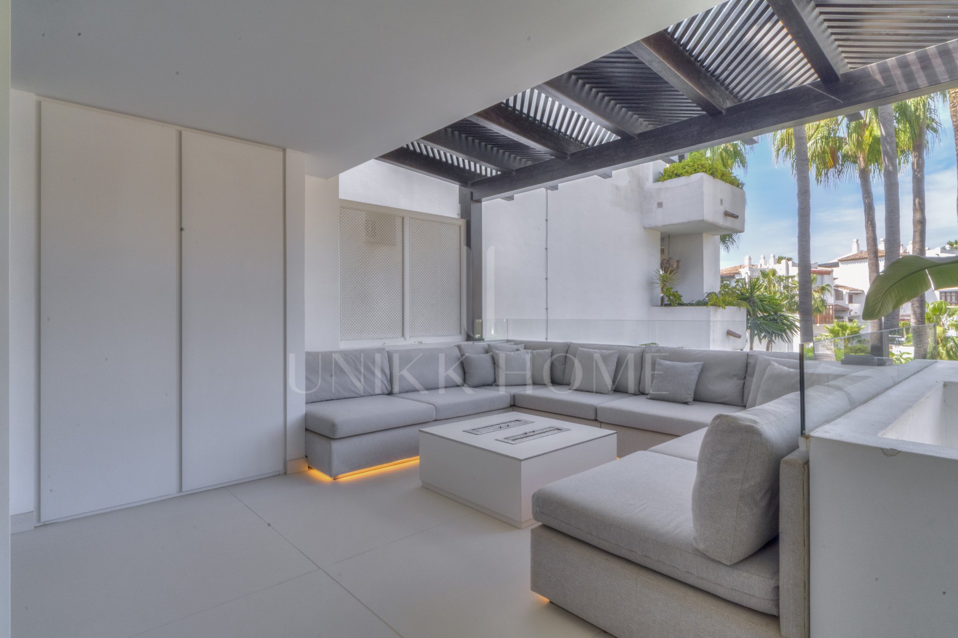 Elegante apartamento de playa de 3 dormitorios completamente renovado en Marina Puente Romano, Milla de Oro de Marbella