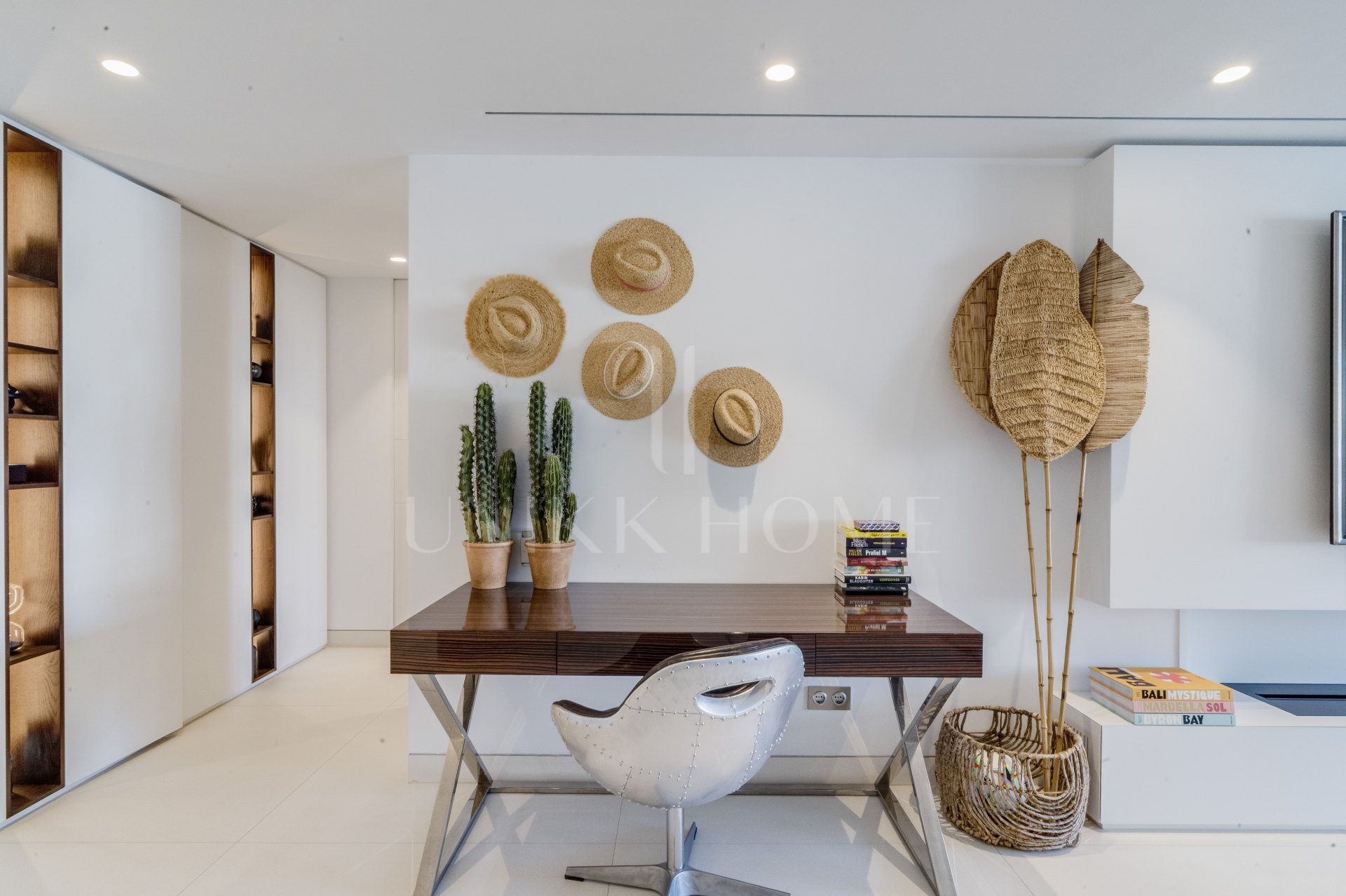 Elegante apartamento de playa de 3 dormitorios completamente renovado en Marina Puente Romano, Milla de Oro de Marbella