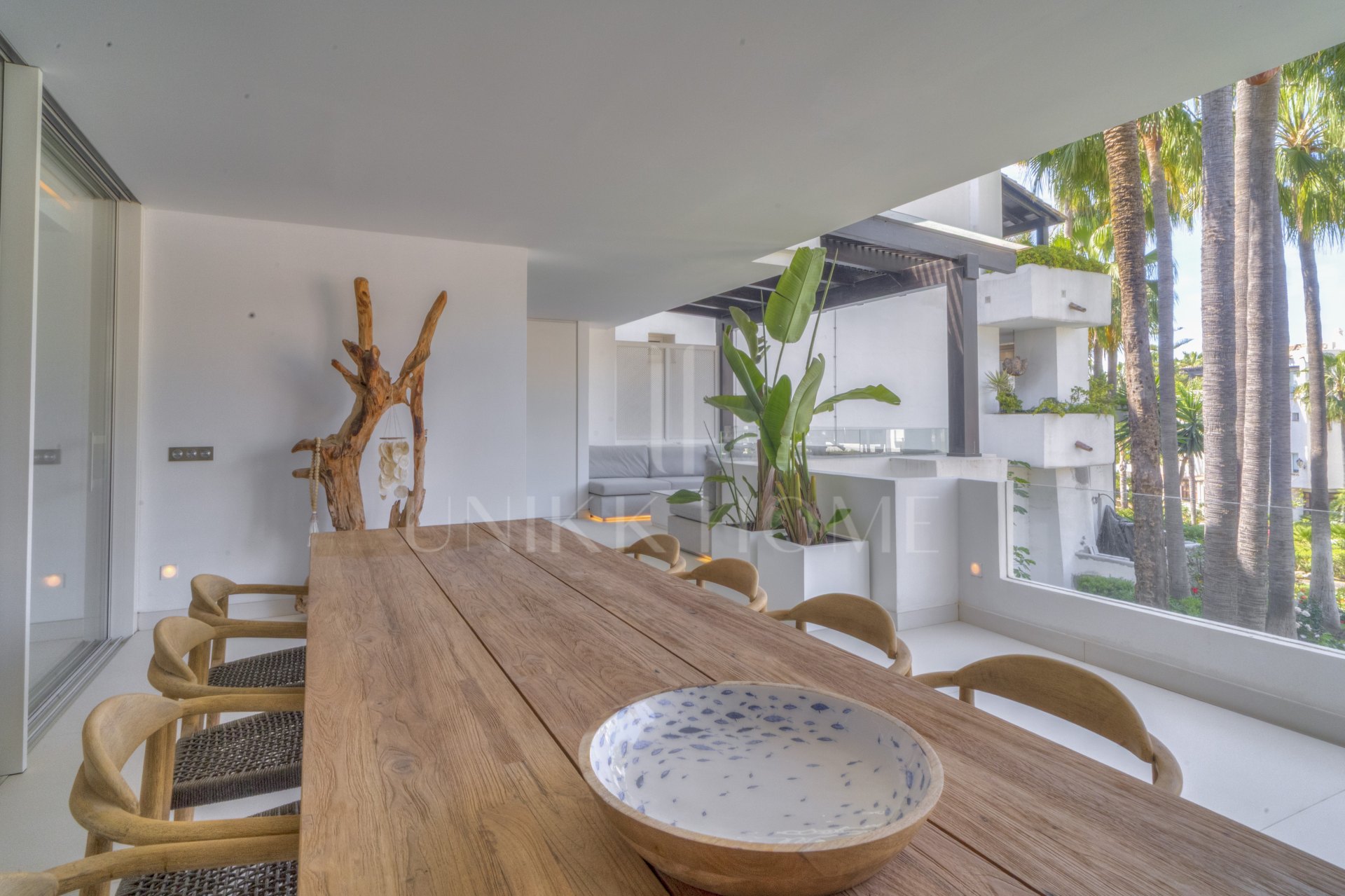 Elegante apartamento de playa de 3 dormitorios completamente renovado en Marina Puente Romano, Milla de Oro de Marbella