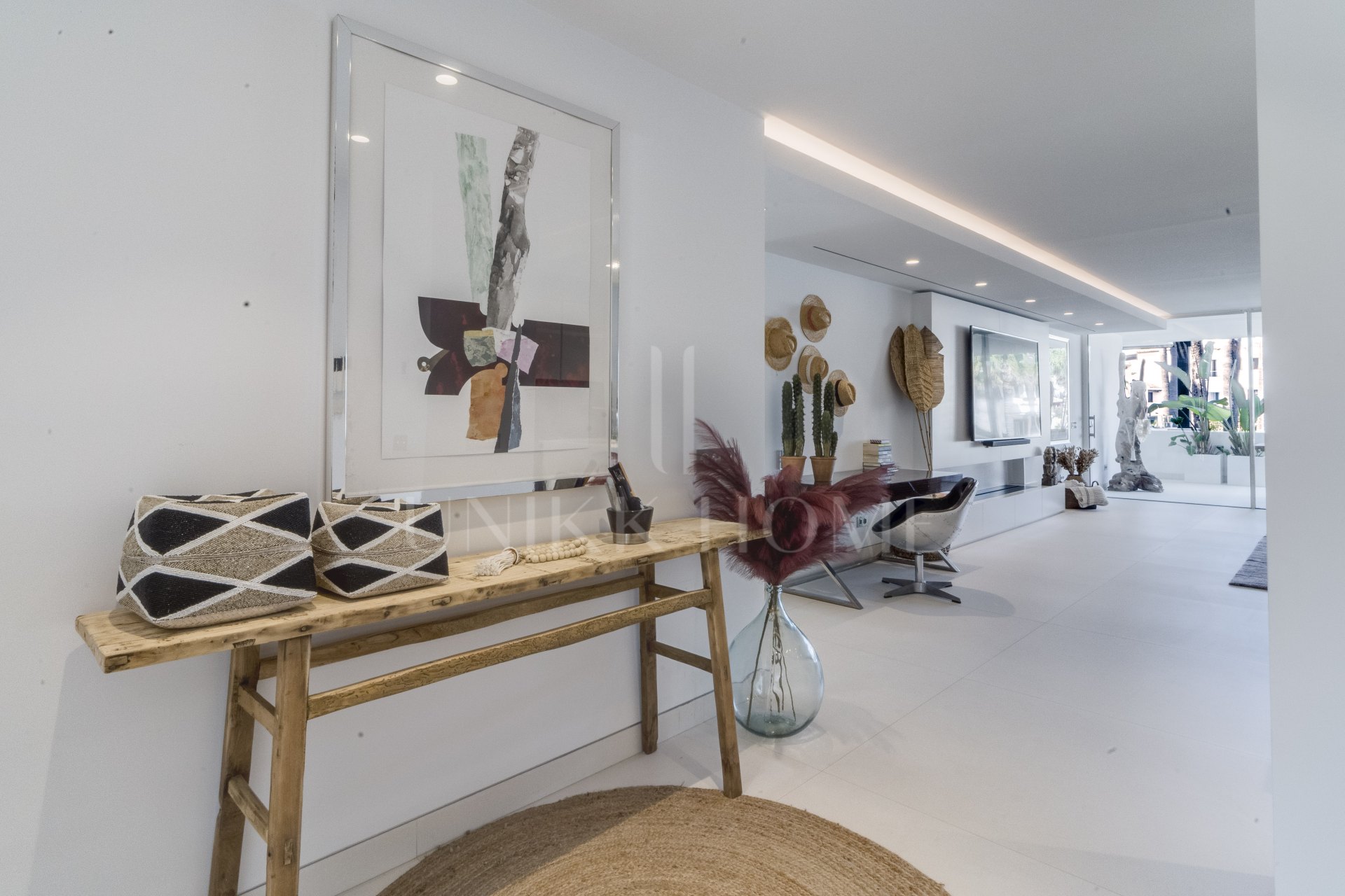 Elegante apartamento de playa de 3 dormitorios completamente renovado en Marina Puente Romano, Milla de Oro de Marbella