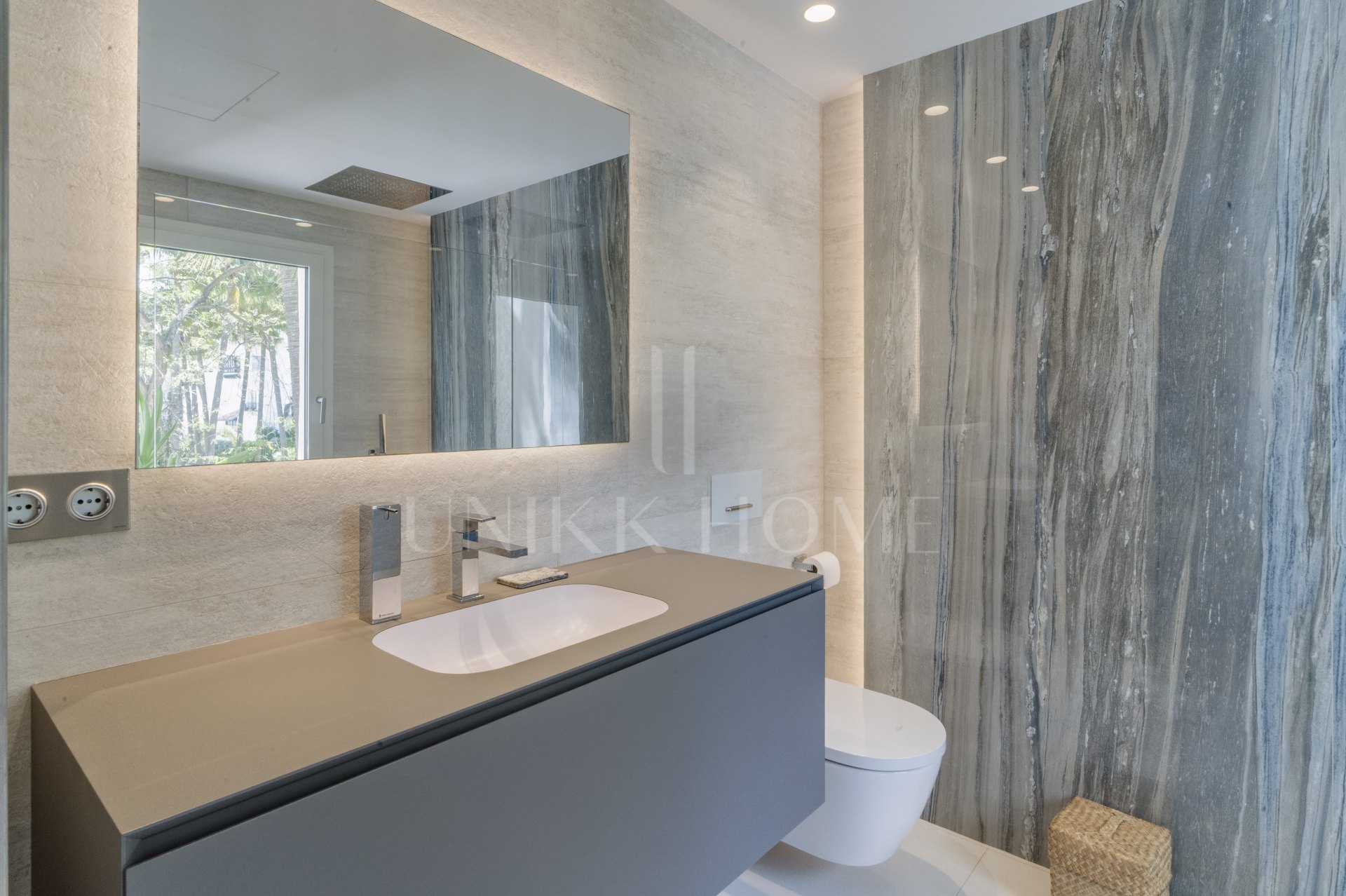 Elegante apartamento de playa de 3 dormitorios completamente renovado en Marina Puente Romano, Milla de Oro de Marbella