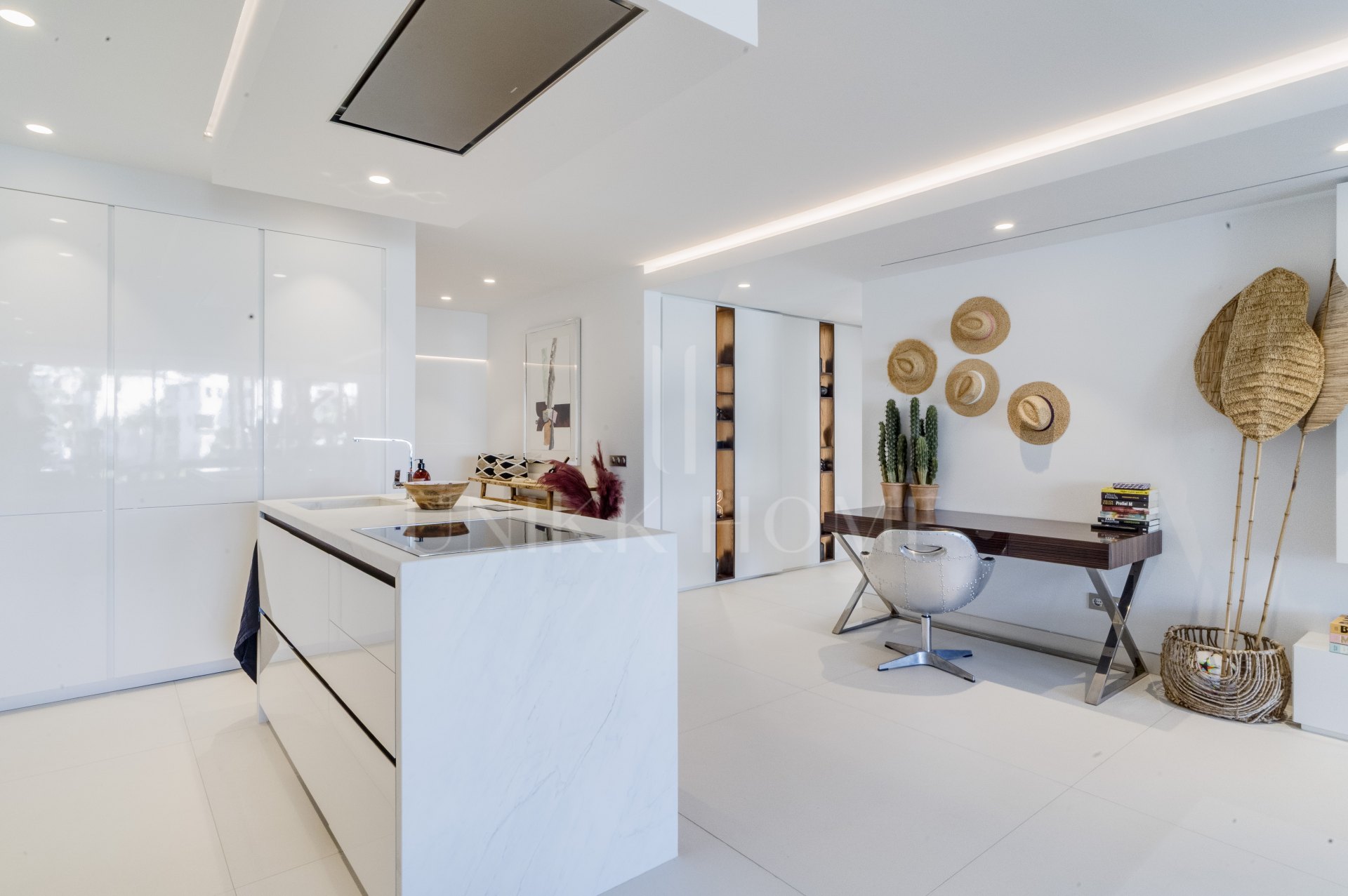 Elegante apartamento de playa de 3 dormitorios completamente renovado en Marina Puente Romano, Milla de Oro de Marbella