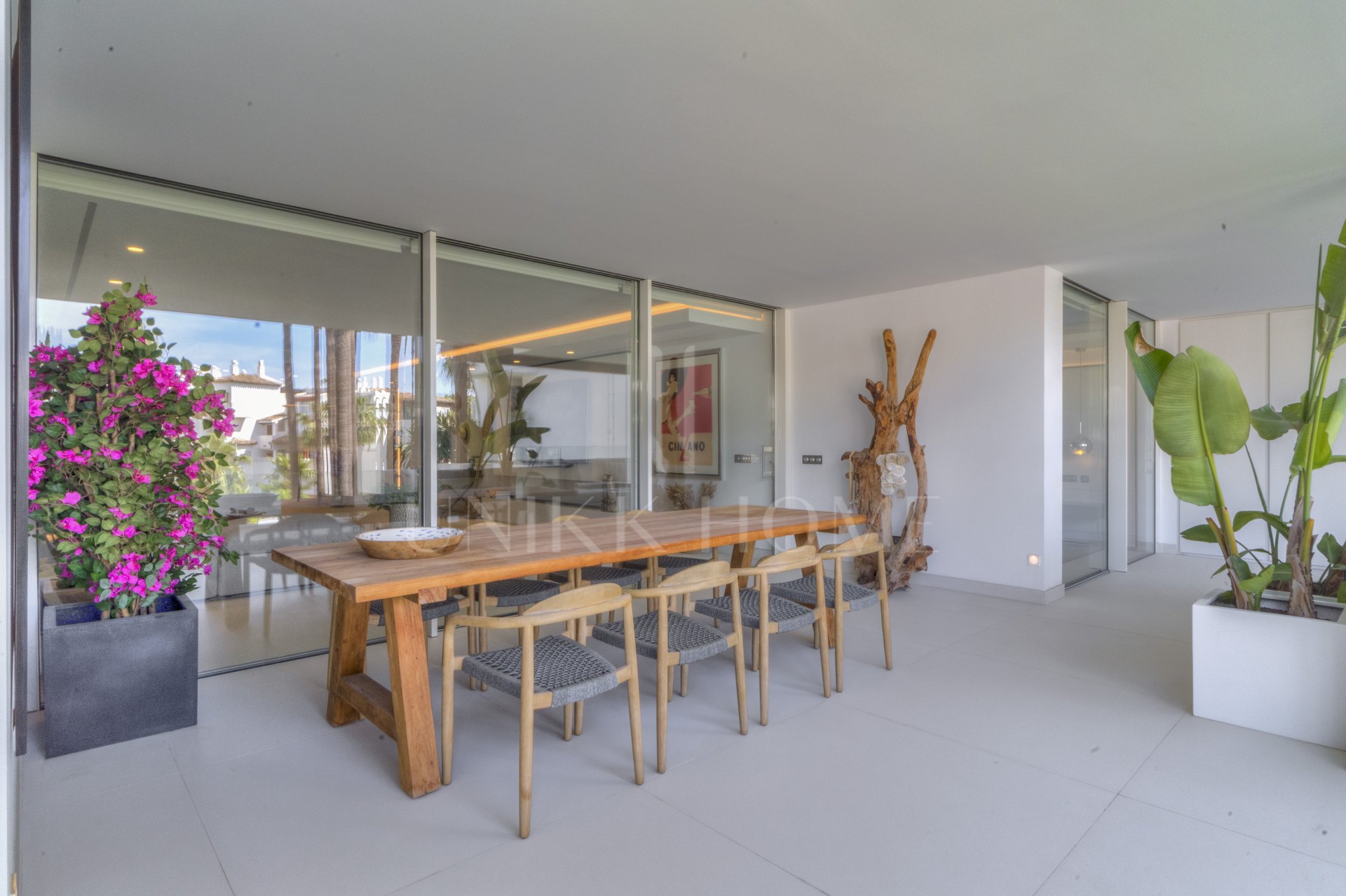 Elegante apartamento de playa de 3 dormitorios completamente renovado en Marina Puente Romano, Milla de Oro de Marbella