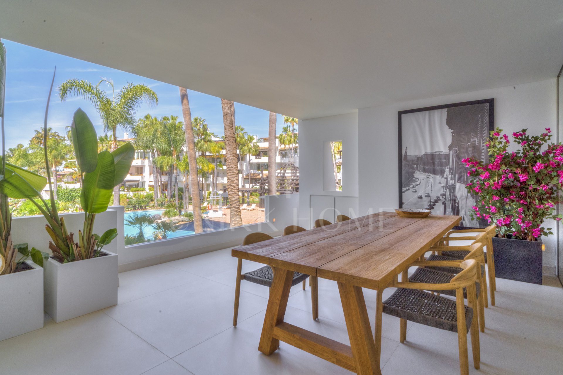 Elegante apartamento de playa de 3 dormitorios completamente renovado en Marina Puente Romano, Milla de Oro de Marbella