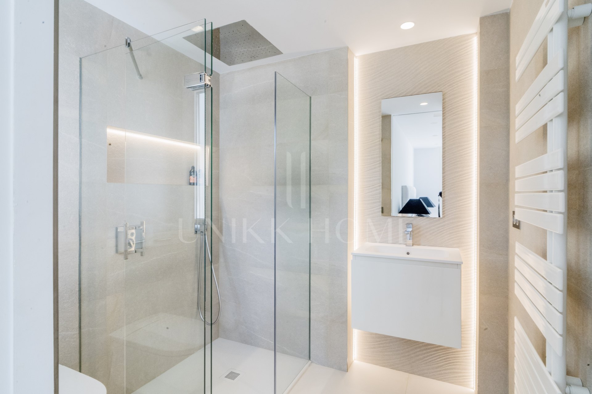 Elegante apartamento de playa de 3 dormitorios completamente renovado en Marina Puente Romano, Milla de Oro de Marbella