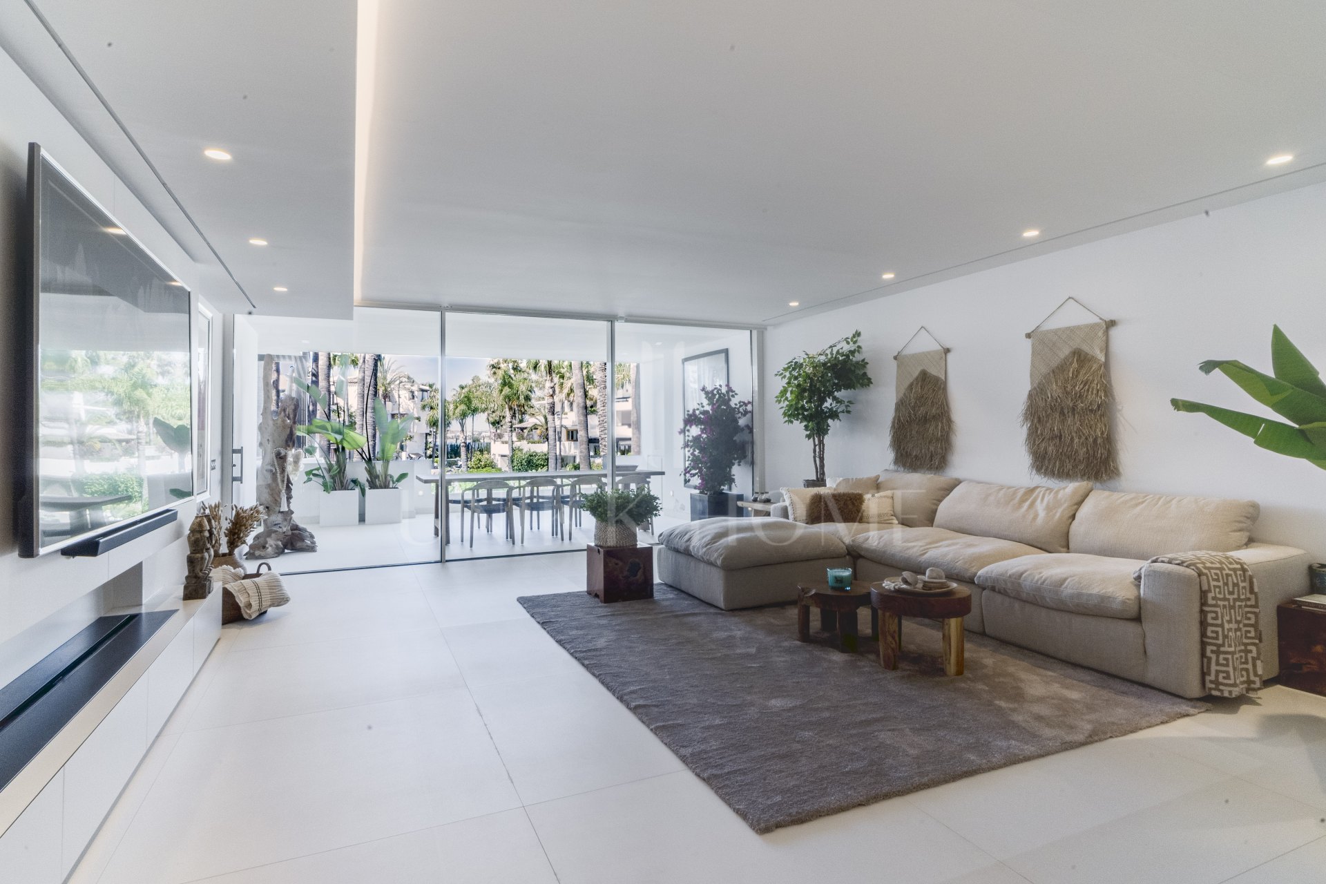 Elegante apartamento de playa de 3 dormitorios completamente renovado en Marina Puente Romano, Milla de Oro de Marbella