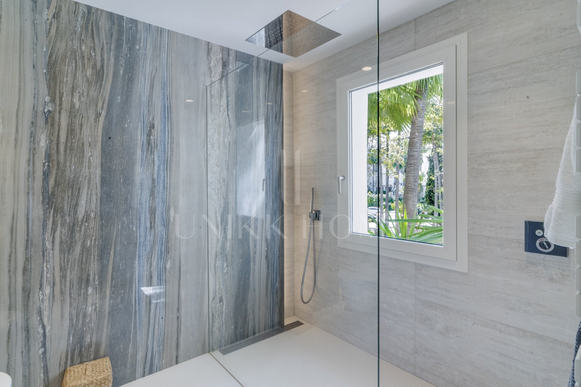 Elegante apartamento de playa de 3 dormitorios completamente renovado en Marina Puente Romano, Milla de Oro de Marbella