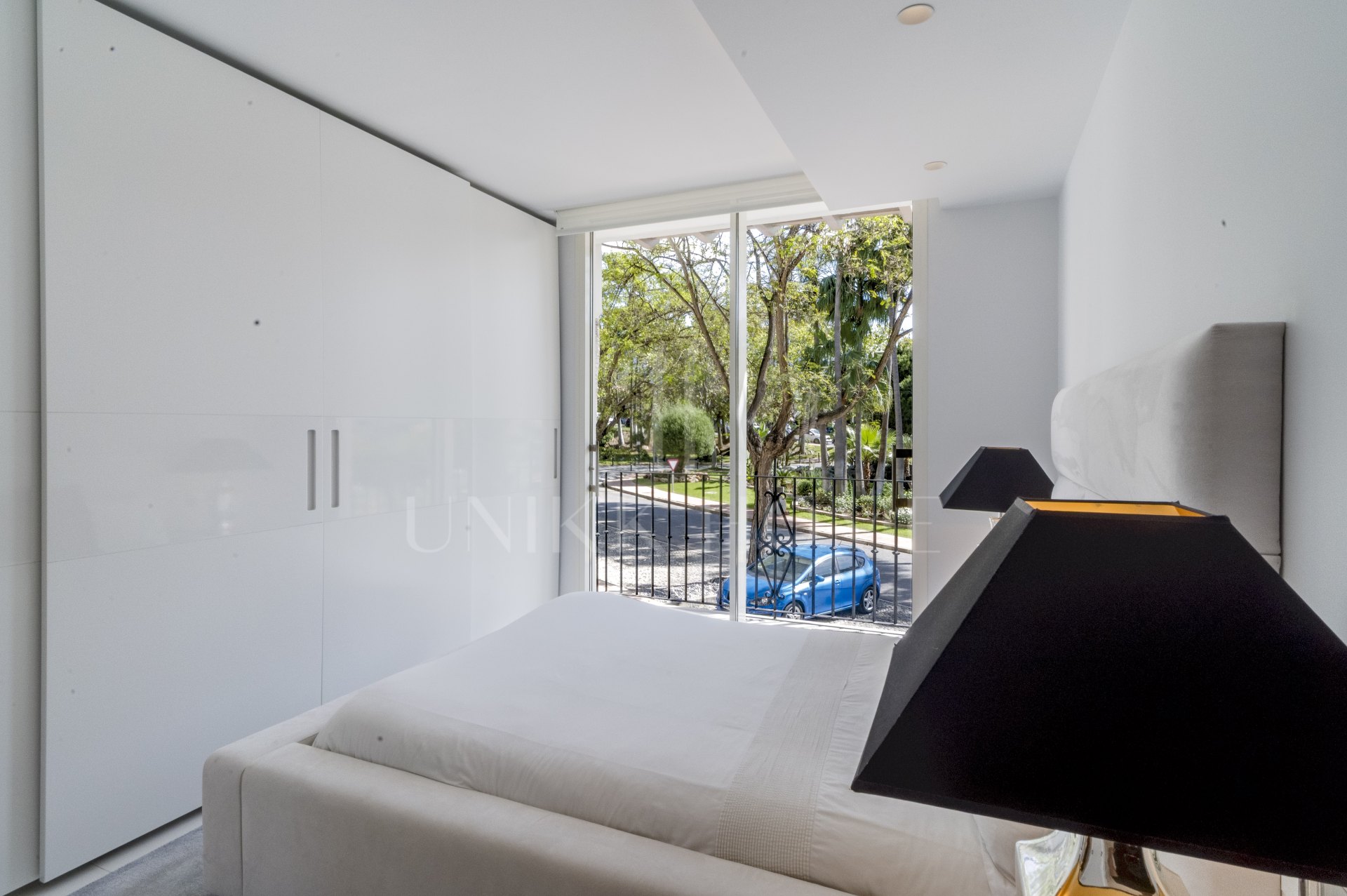 Elegante apartamento de playa de 3 dormitorios completamente renovado en Marina Puente Romano, Milla de Oro de Marbella
