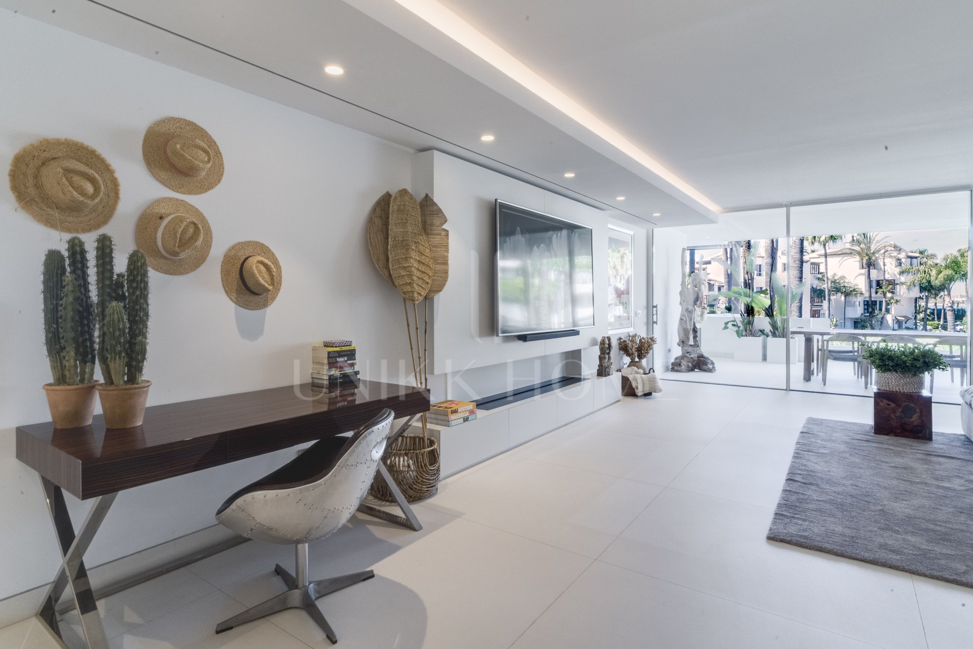Elegante apartamento de playa de 3 dormitorios completamente renovado en Marina Puente Romano, Milla de Oro de Marbella