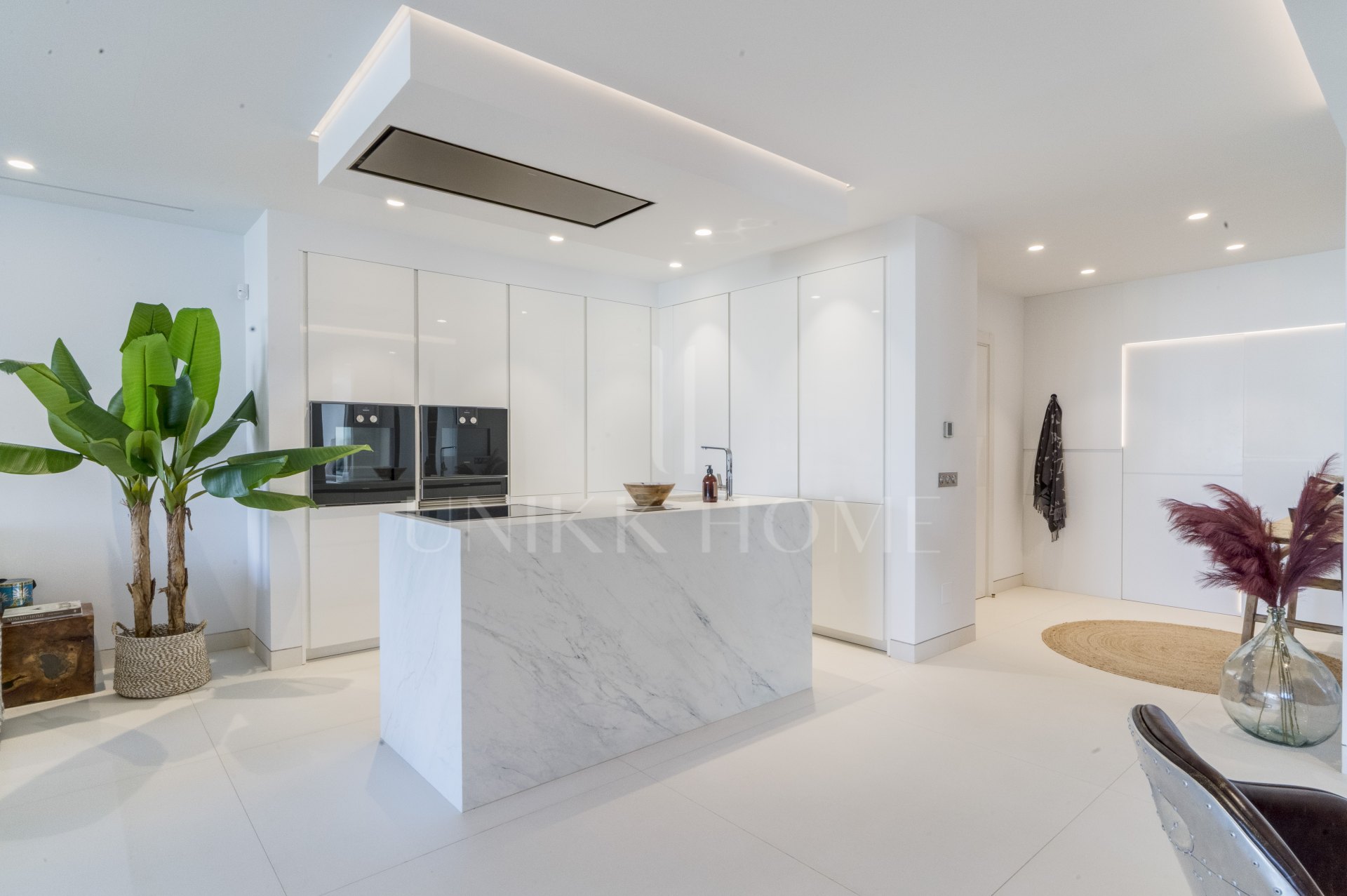 Elegante apartamento de playa de 3 dormitorios completamente renovado en Marina Puente Romano, Milla de Oro de Marbella