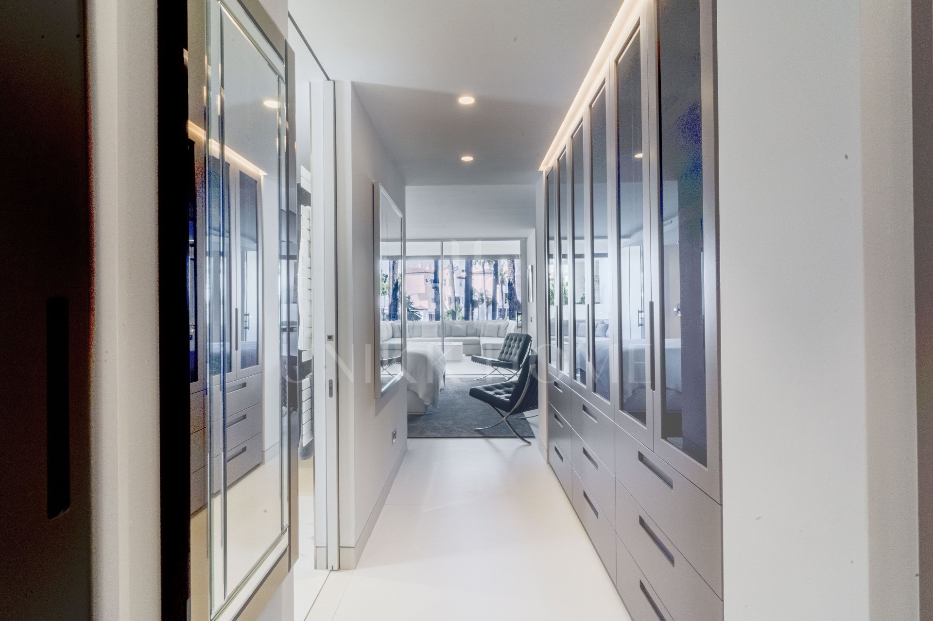 Elegante apartamento de playa de 3 dormitorios completamente renovado en Marina Puente Romano, Milla de Oro de Marbella