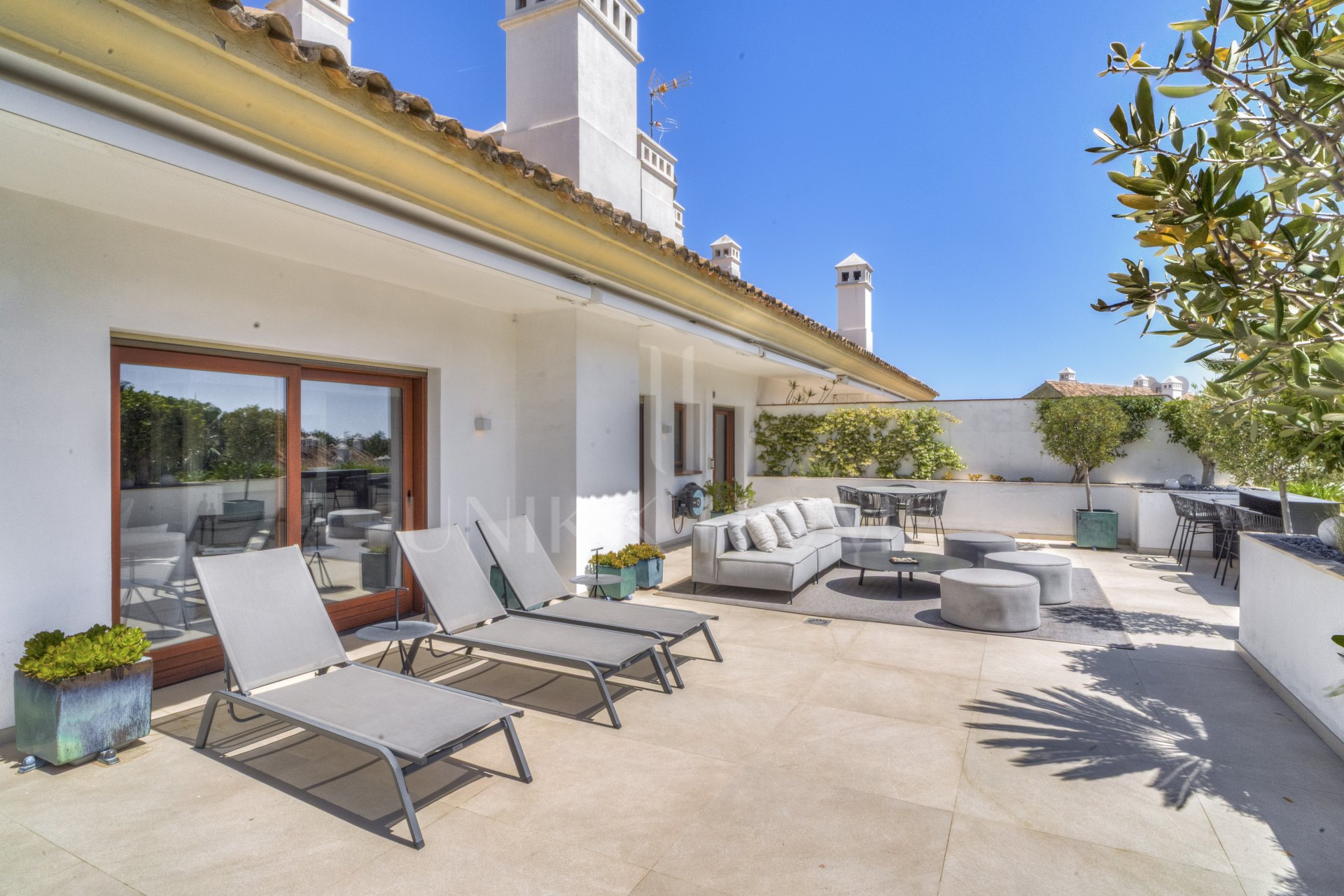 Ático dúplex exclusivo en la Milla de Oro de Marbella con vistas panorámicas al mar y a La Concha, amplias terrazas y una ubicación privilegiada cerca de Puente Romano.