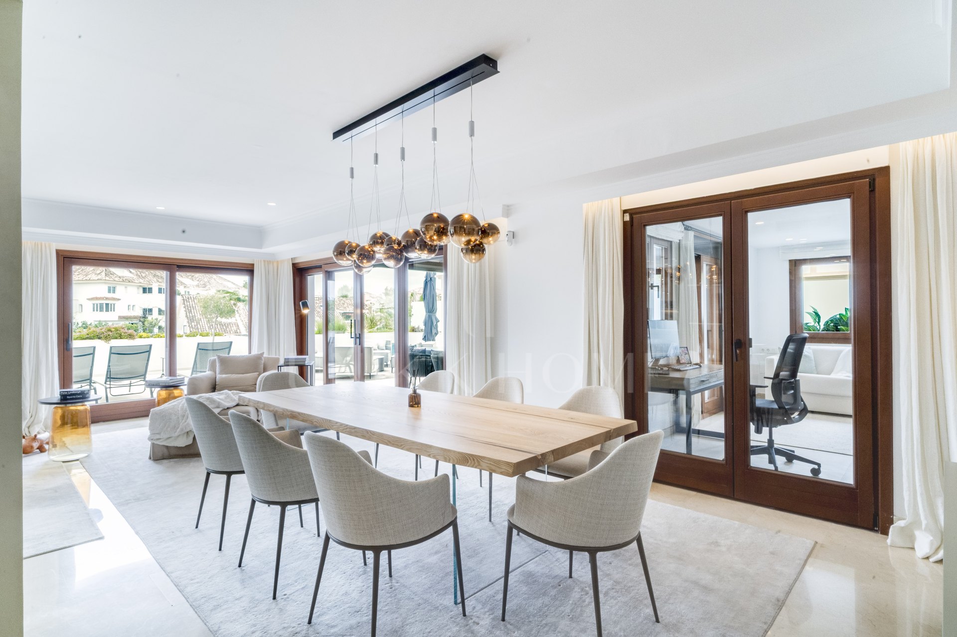 Ático dúplex exclusivo en la Milla de Oro de Marbella con vistas panorámicas al mar y a La Concha, amplias terrazas y una ubicación privilegiada cerca de Puente Romano.
