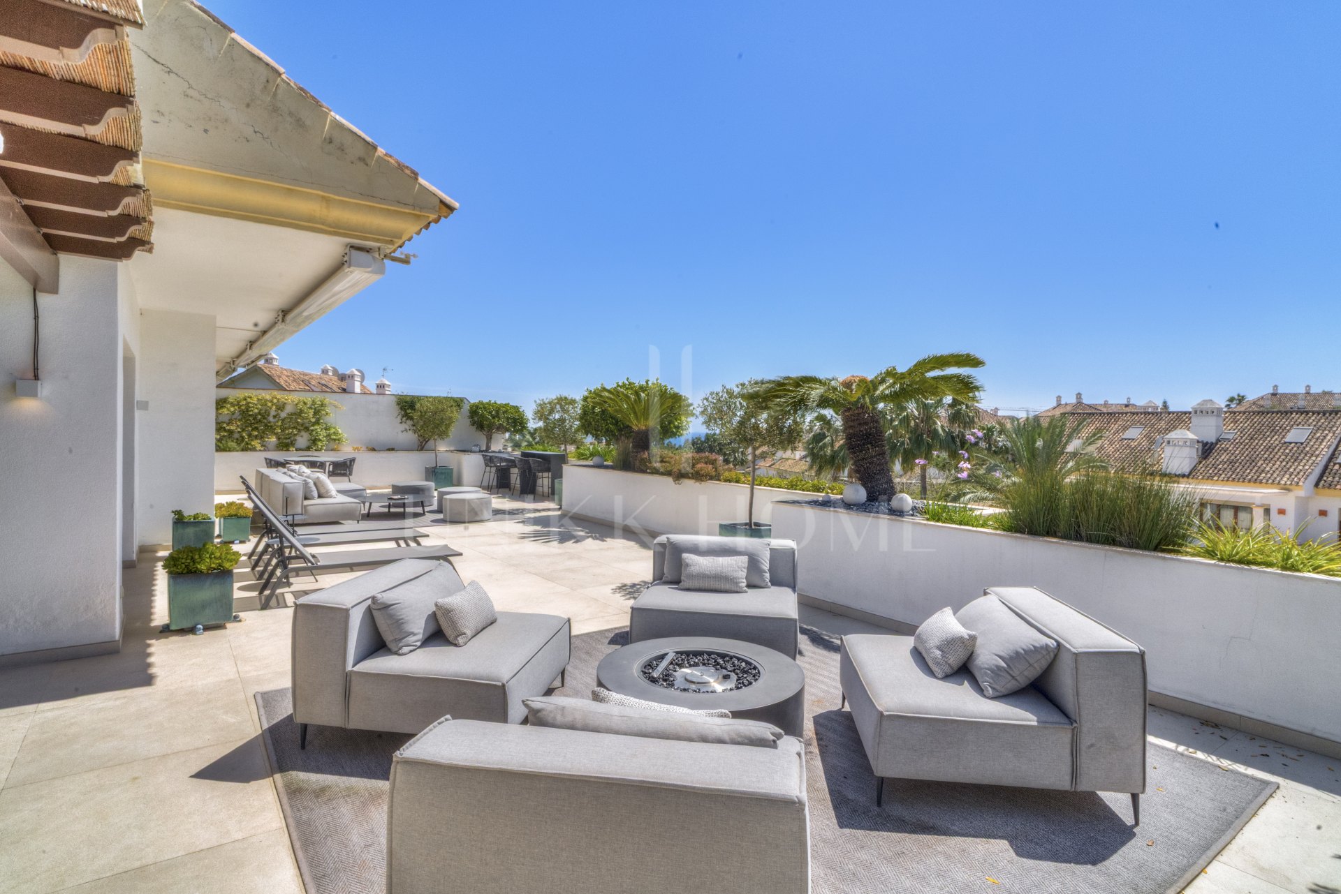 Ático dúplex exclusivo en la Milla de Oro de Marbella con vistas panorámicas al mar y a La Concha, amplias terrazas y una ubicación privilegiada cerca de Puente Romano.