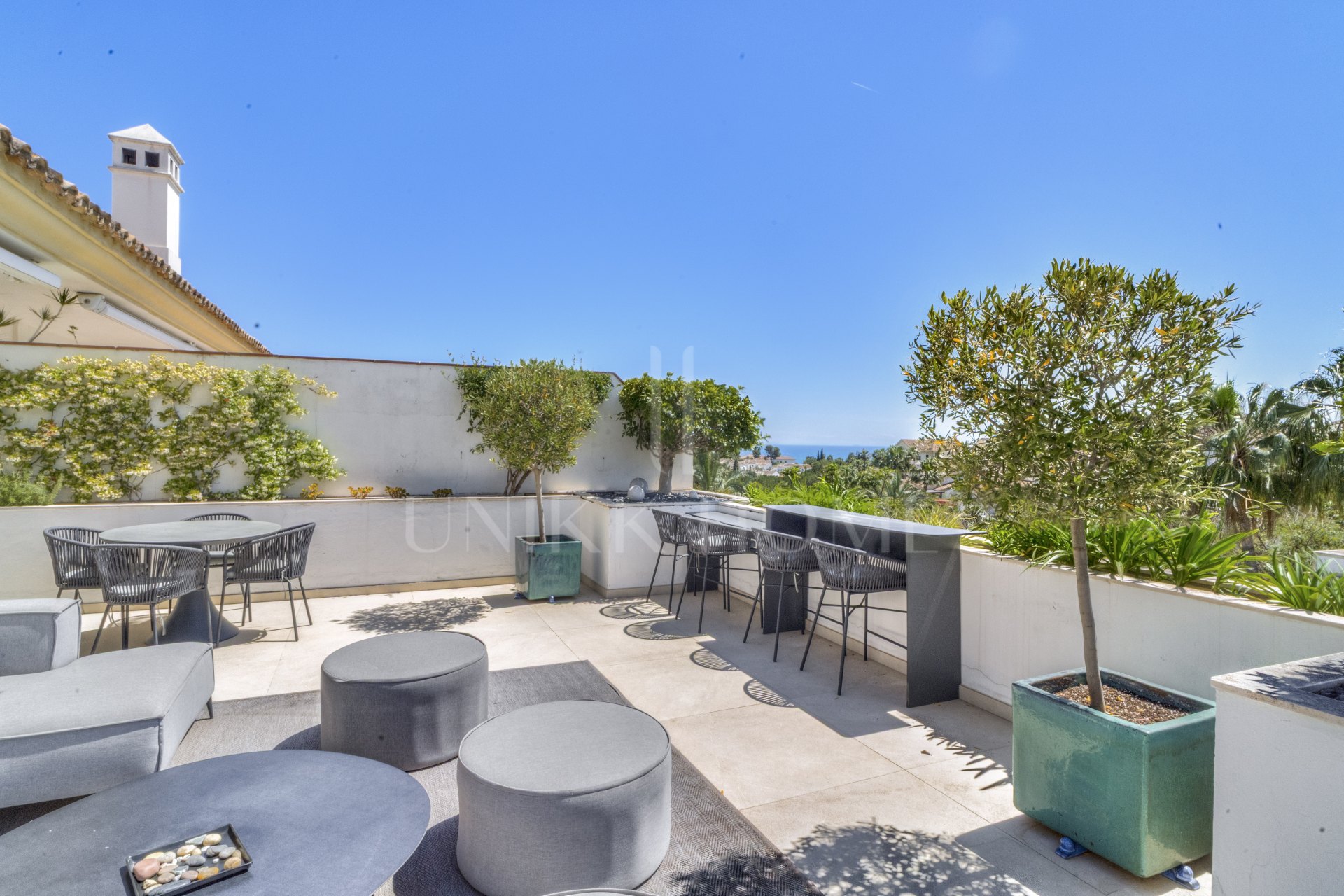 Ático dúplex exclusivo en la Milla de Oro de Marbella con vistas panorámicas al mar y a La Concha, amplias terrazas y una ubicación privilegiada cerca de Puente Romano.