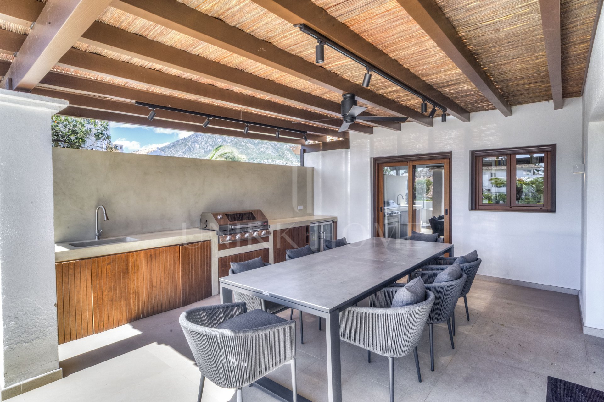 Ático dúplex exclusivo en la Milla de Oro de Marbella con vistas panorámicas al mar y a La Concha, amplias terrazas y una ubicación privilegiada cerca de Puente Romano.