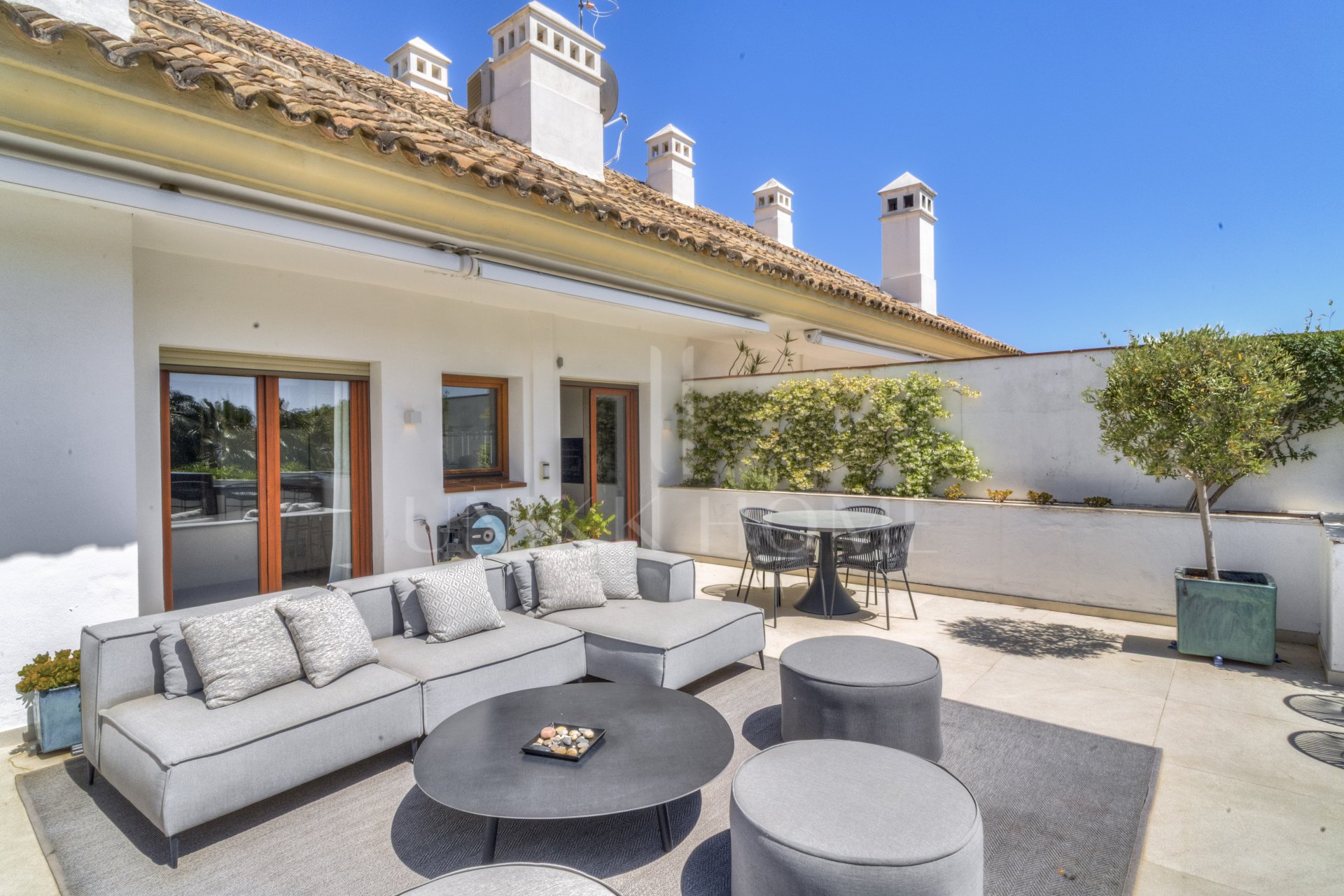 Ático dúplex exclusivo en la Milla de Oro de Marbella con vistas panorámicas al mar y a La Concha, amplias terrazas y una ubicación privilegiada cerca de Puente Romano.