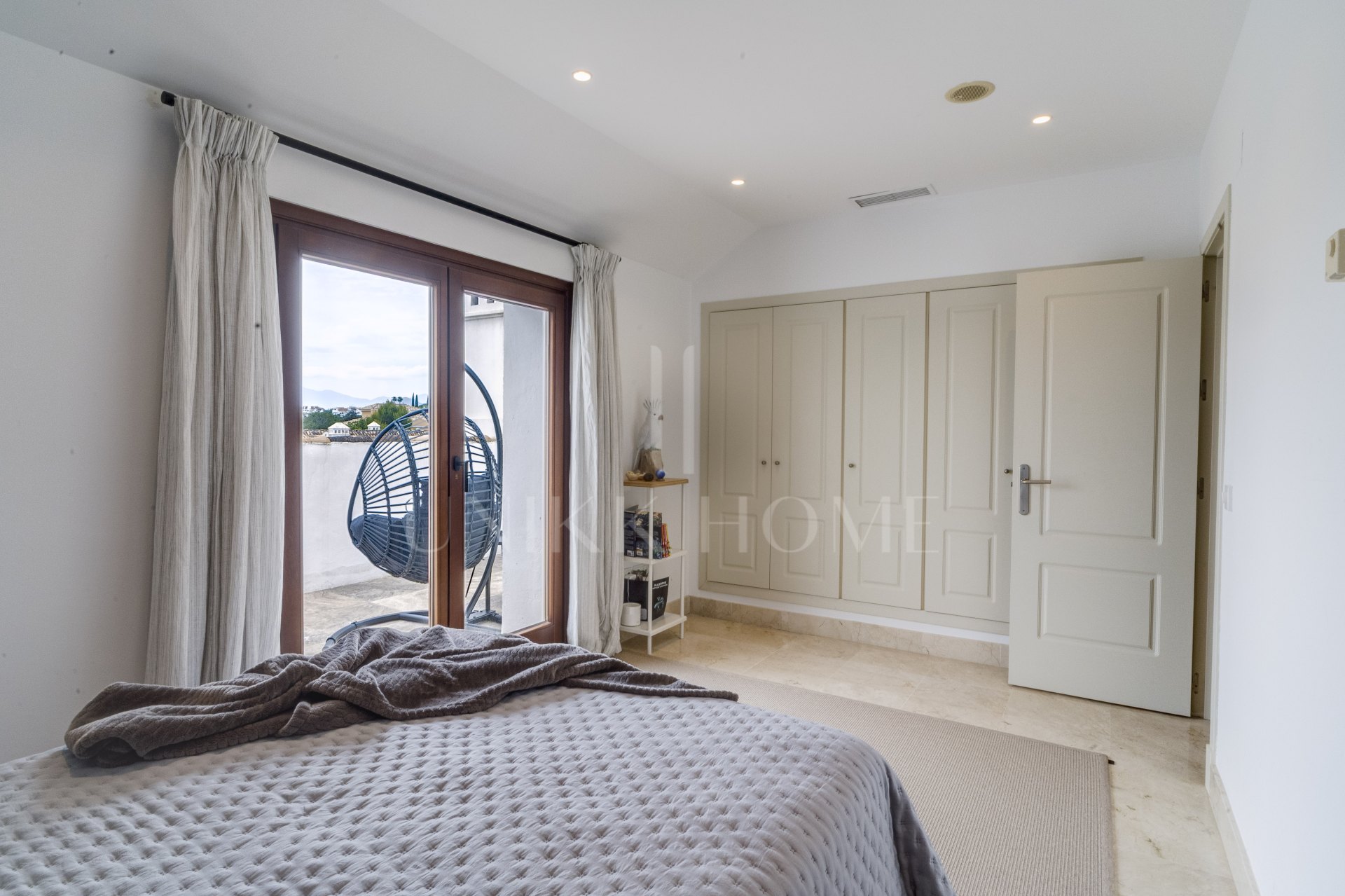 Ático dúplex exclusivo en la Milla de Oro de Marbella con vistas panorámicas al mar y a La Concha, amplias terrazas y una ubicación privilegiada cerca de Puente Romano.