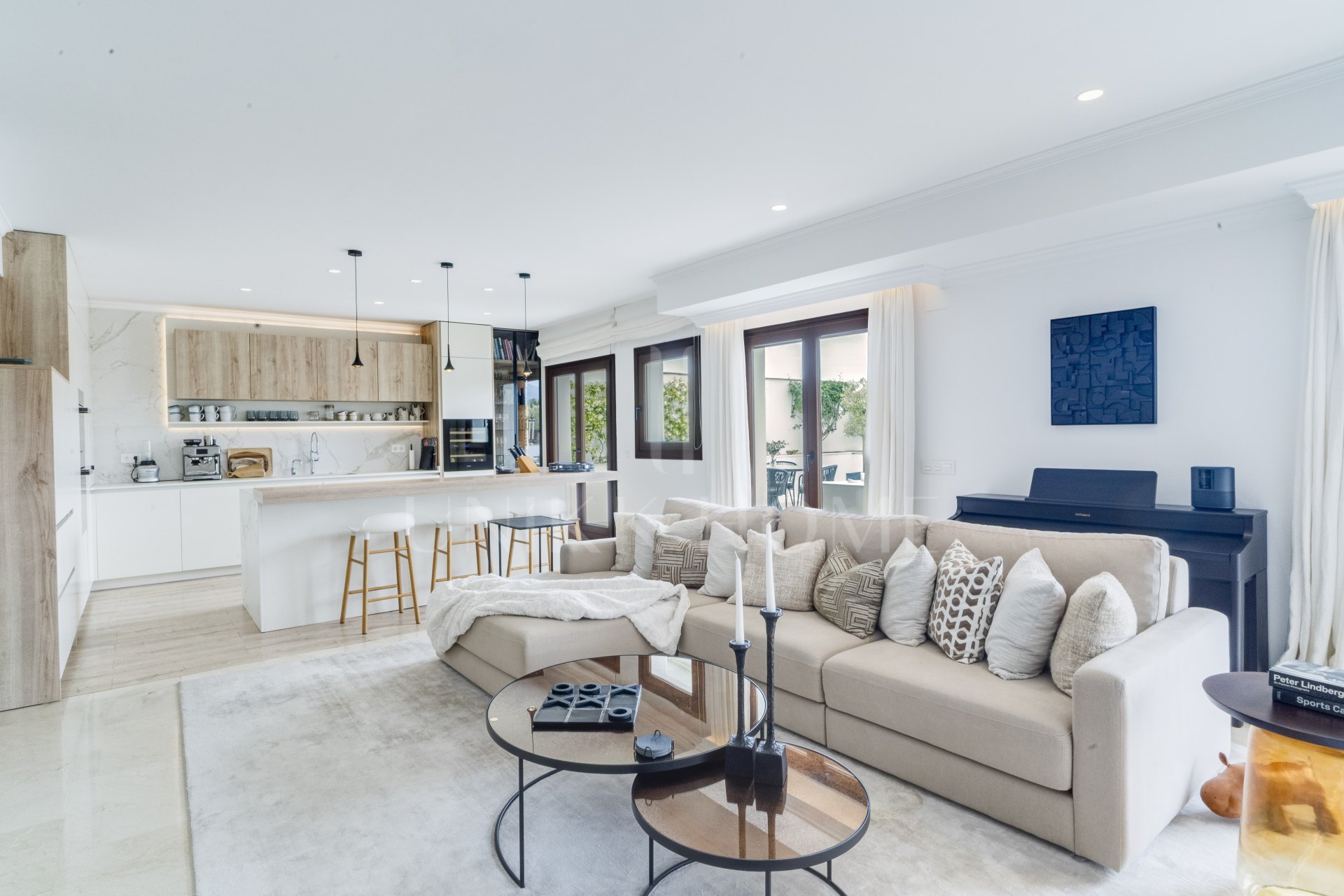 Ático dúplex exclusivo en la Milla de Oro de Marbella con vistas panorámicas al mar y a La Concha, amplias terrazas y una ubicación privilegiada cerca de Puente Romano.