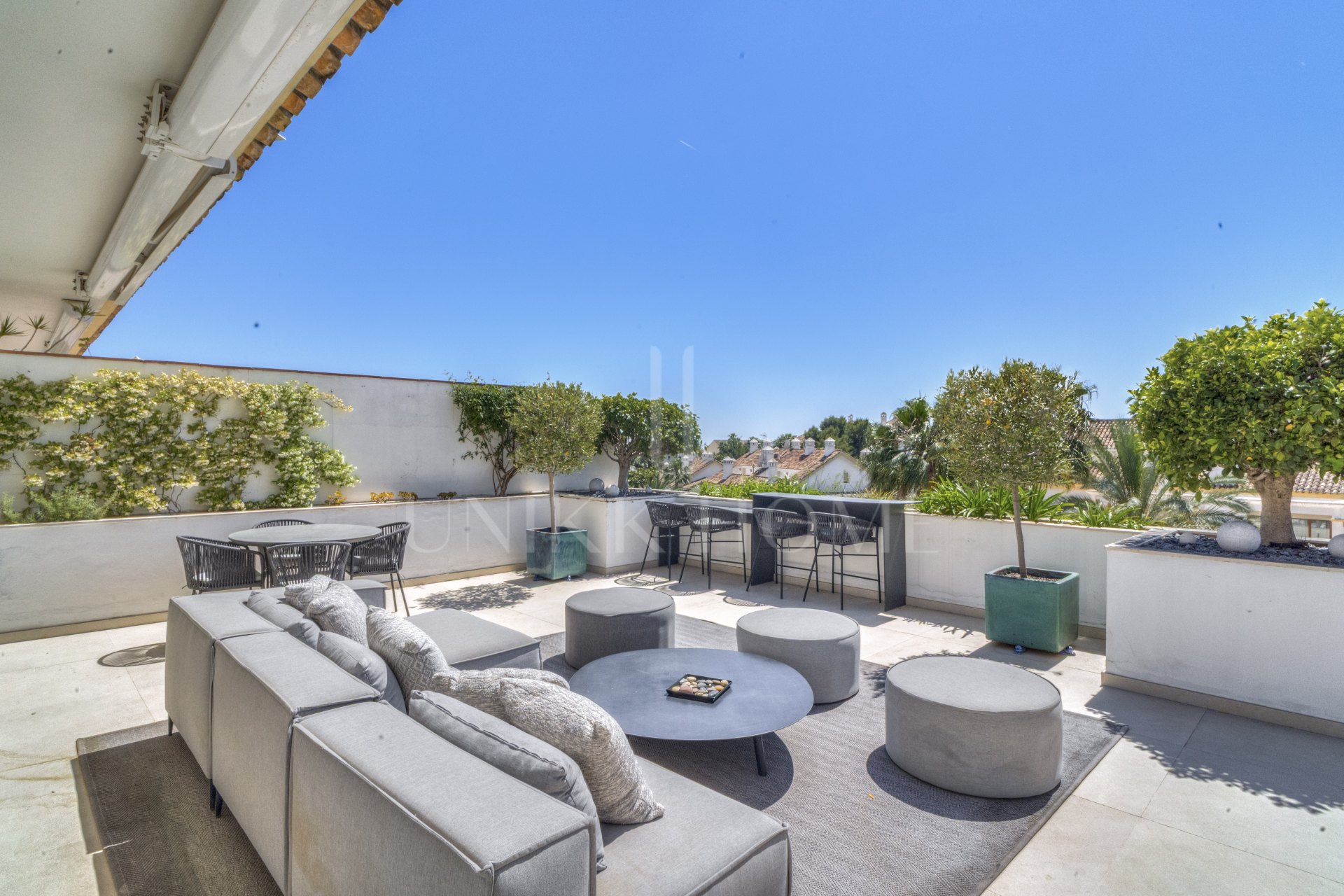 Ático dúplex exclusivo en la Milla de Oro de Marbella con vistas panorámicas al mar y a La Concha, amplias terrazas y una ubicación privilegiada cerca de Puente Romano.