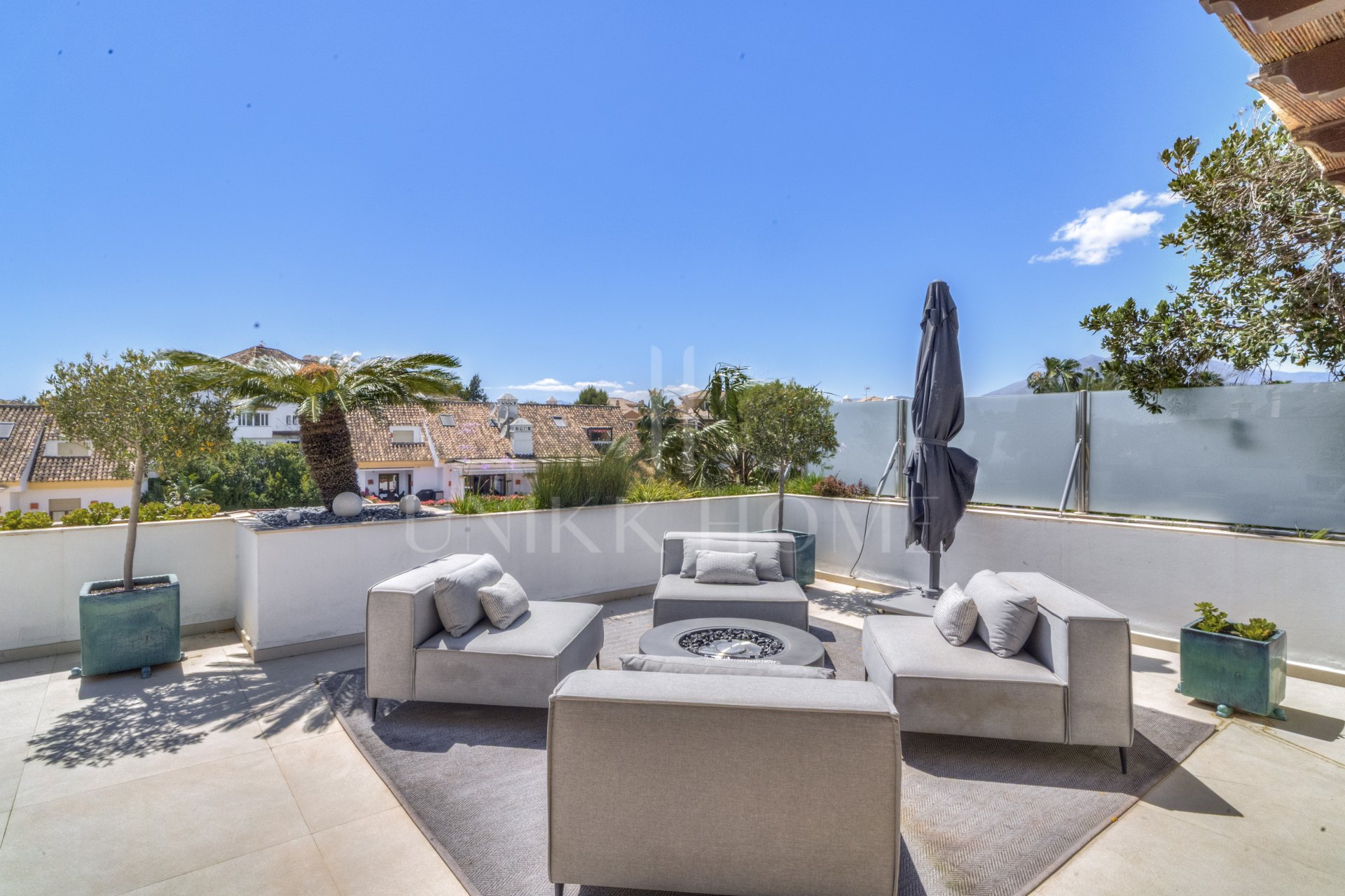 Ático dúplex exclusivo en la Milla de Oro de Marbella con vistas panorámicas al mar y a La Concha, amplias terrazas y una ubicación privilegiada cerca de Puente Romano.
