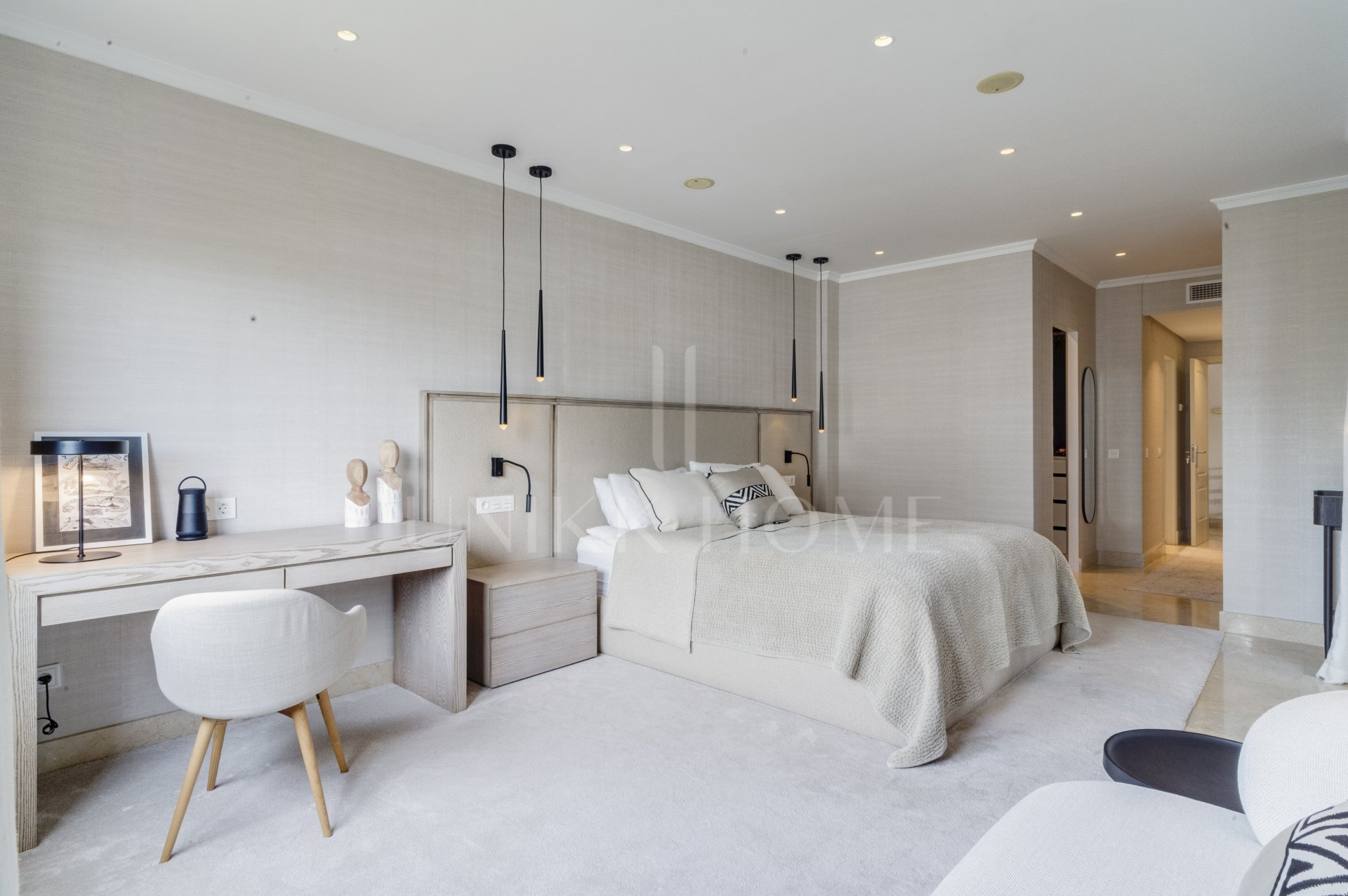 Ático dúplex exclusivo en la Milla de Oro de Marbella con vistas panorámicas al mar y a La Concha, amplias terrazas y una ubicación privilegiada cerca de Puente Romano.