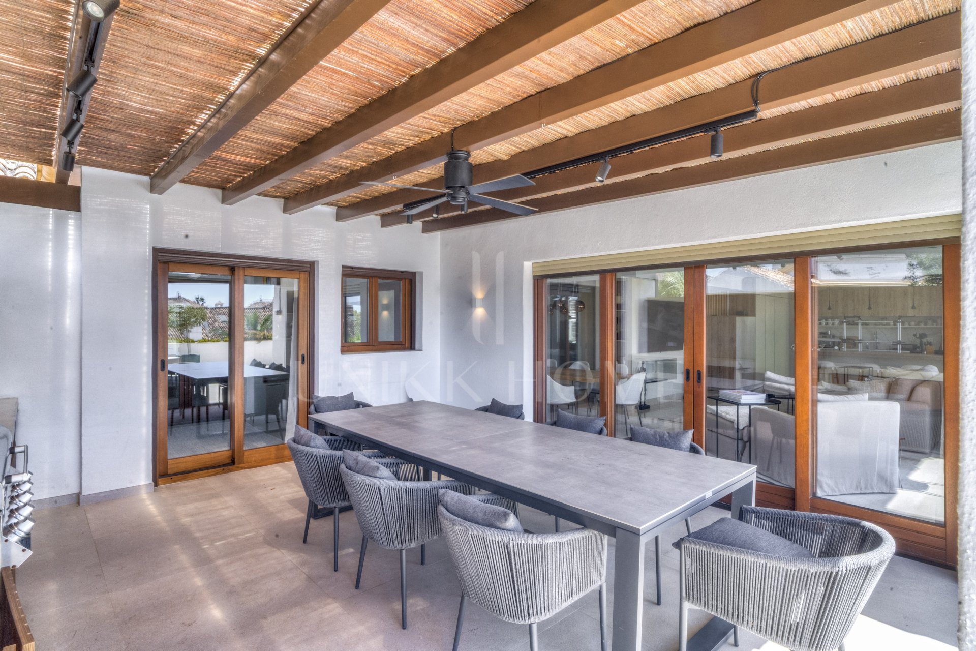 Ático dúplex exclusivo en la Milla de Oro de Marbella con vistas panorámicas al mar y a La Concha, amplias terrazas y una ubicación privilegiada cerca de Puente Romano.