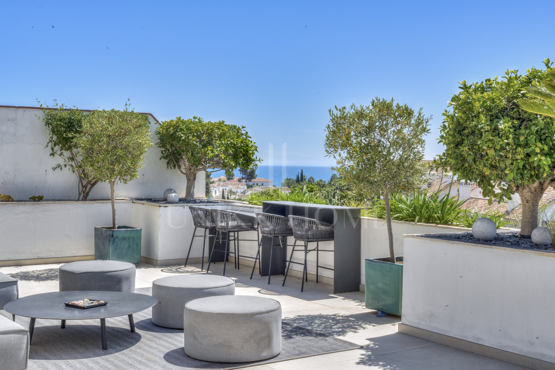 Ático dúplex exclusivo en la Milla de Oro de Marbella con vistas panorámicas al mar y a La Concha, amplias terrazas y una ubicación privilegiada cerca de Puente Romano.