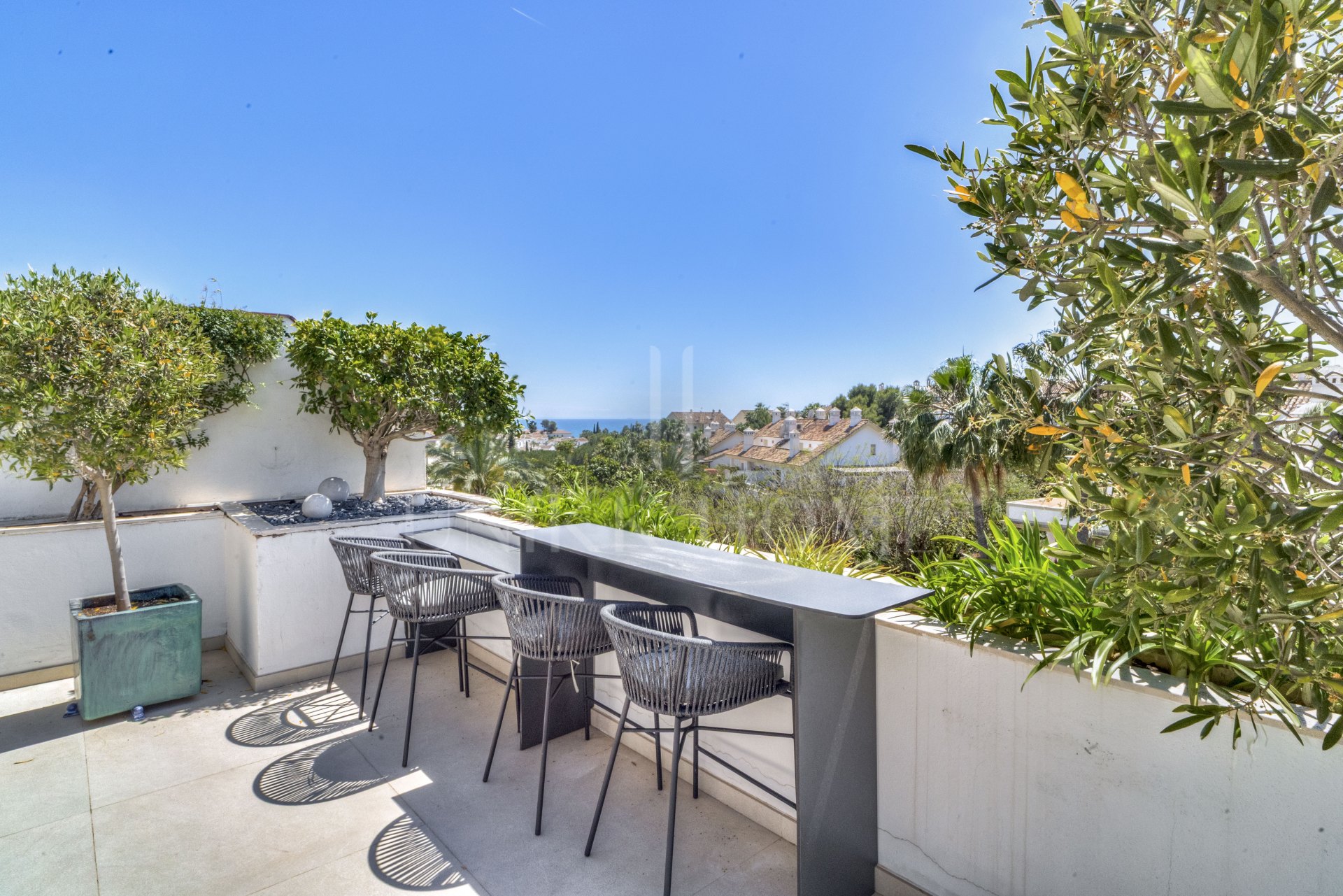 Ático dúplex exclusivo en la Milla de Oro de Marbella con vistas panorámicas al mar y a La Concha, amplias terrazas y una ubicación privilegiada cerca de Puente Romano.