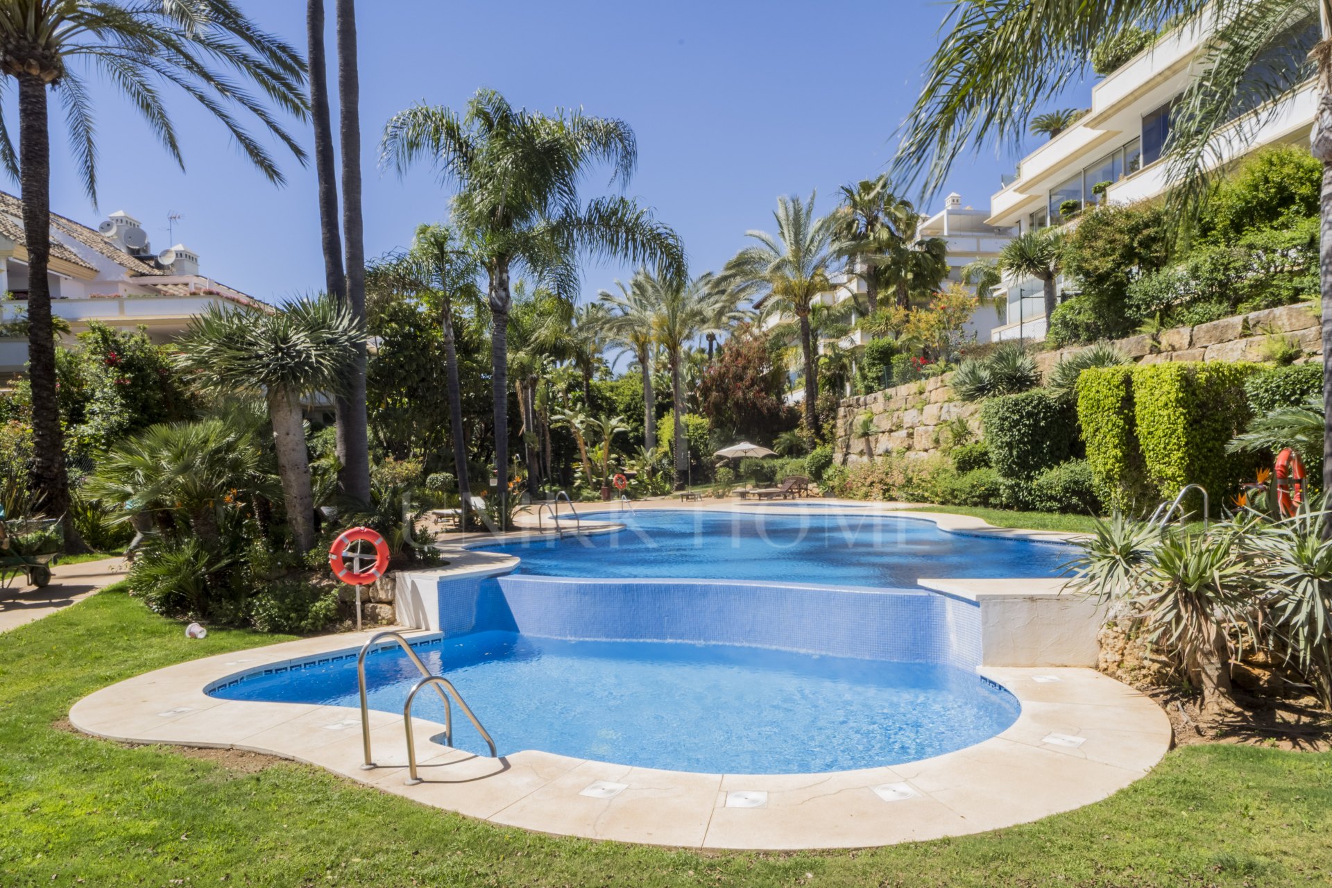 Ático dúplex exclusivo en la Milla de Oro de Marbella con vistas panorámicas al mar y a La Concha, amplias terrazas y una ubicación privilegiada cerca de Puente Romano.