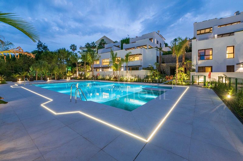 Ático dúplex exclusivo en la Milla de Oro de Marbella con vistas panorámicas al mar y a La Concha, amplias terrazas y una ubicación privilegiada cerca de Puente Romano.