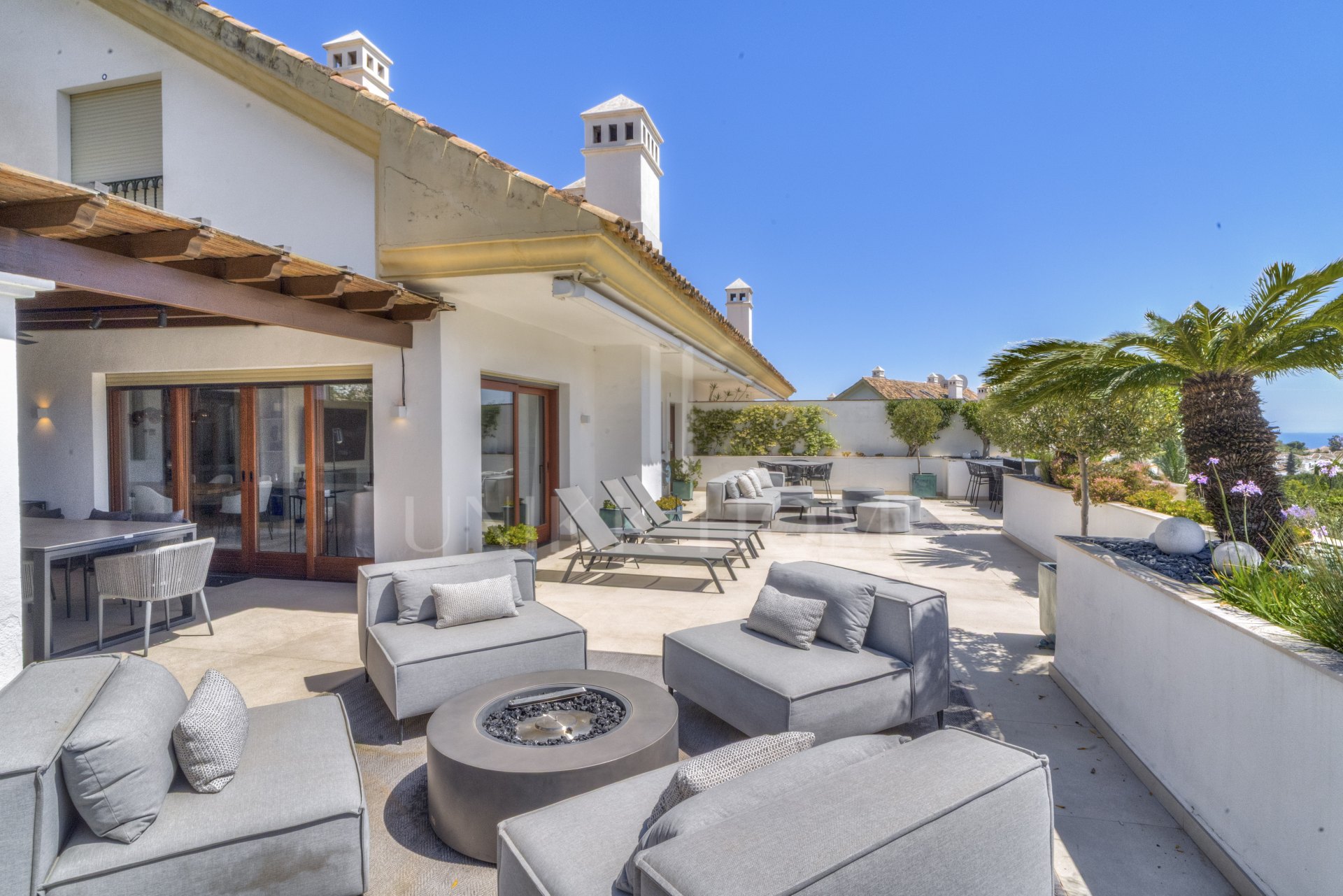 Ático dúplex exclusivo en la Milla de Oro de Marbella con vistas panorámicas al mar y a La Concha, amplias terrazas y una ubicación privilegiada cerca de Puente Romano.