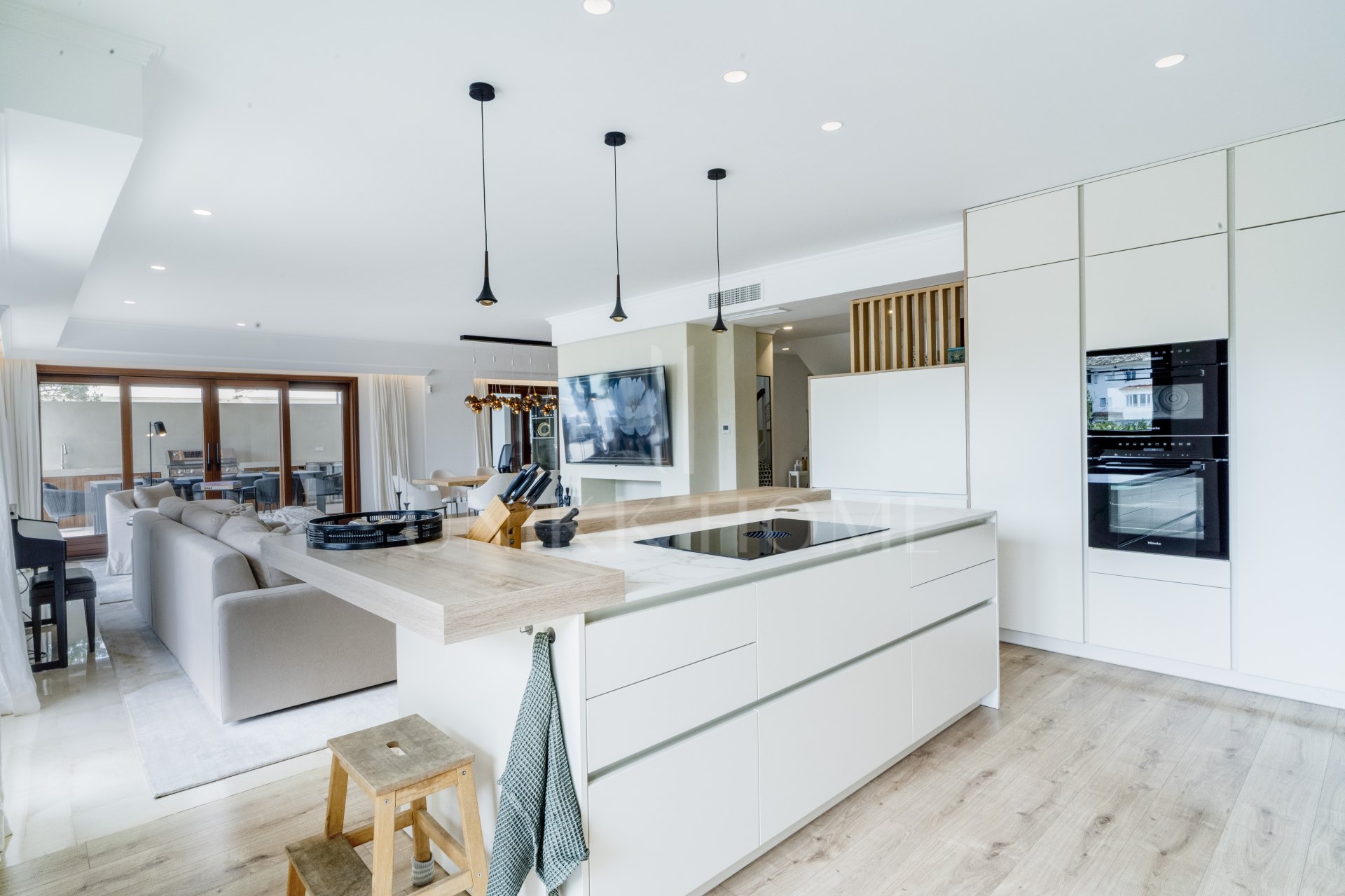 Ático dúplex exclusivo en la Milla de Oro de Marbella con vistas panorámicas al mar y a La Concha, amplias terrazas y una ubicación privilegiada cerca de Puente Romano.