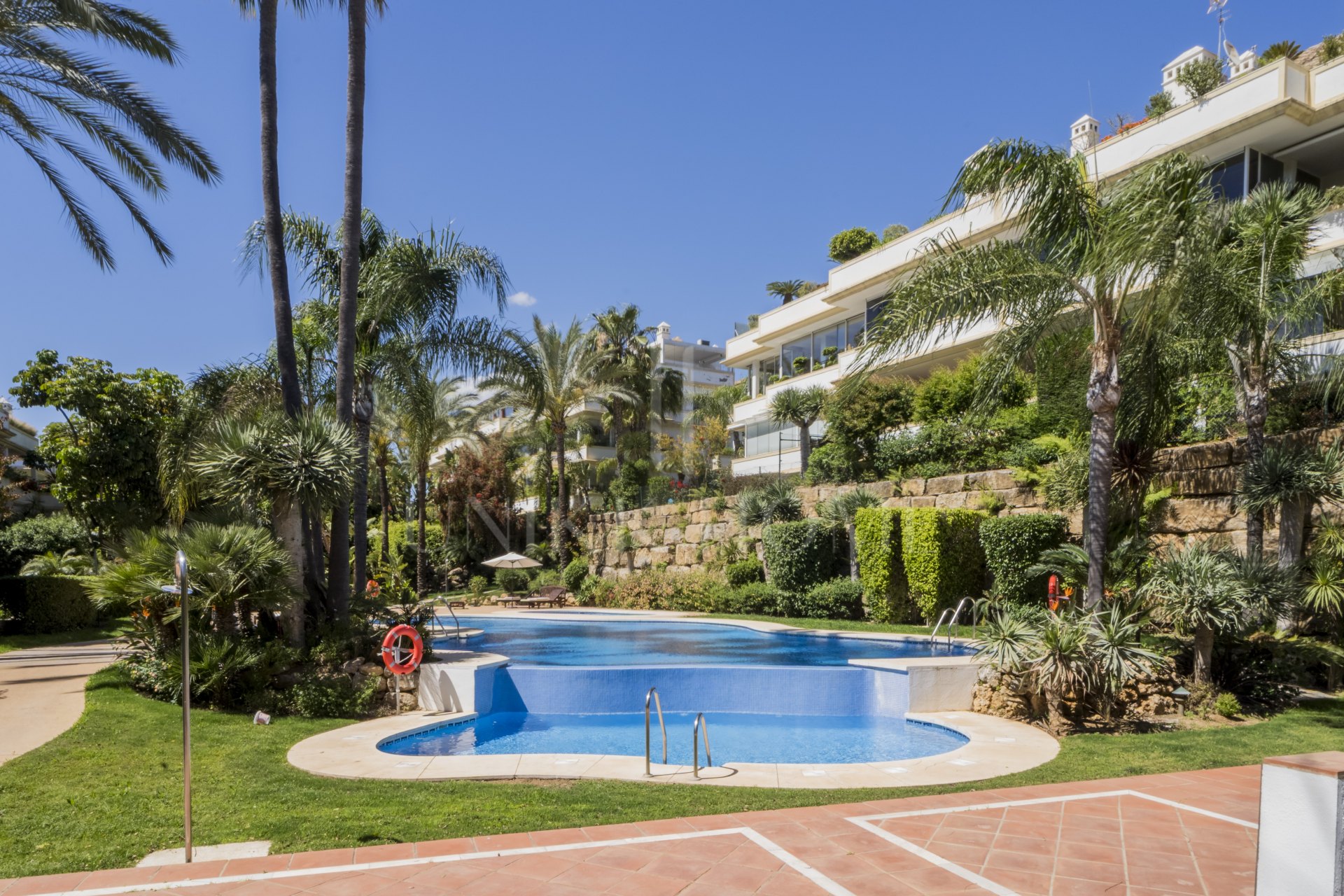 Ático dúplex exclusivo en la Milla de Oro de Marbella con vistas panorámicas al mar y a La Concha, amplias terrazas y una ubicación privilegiada cerca de Puente Romano.