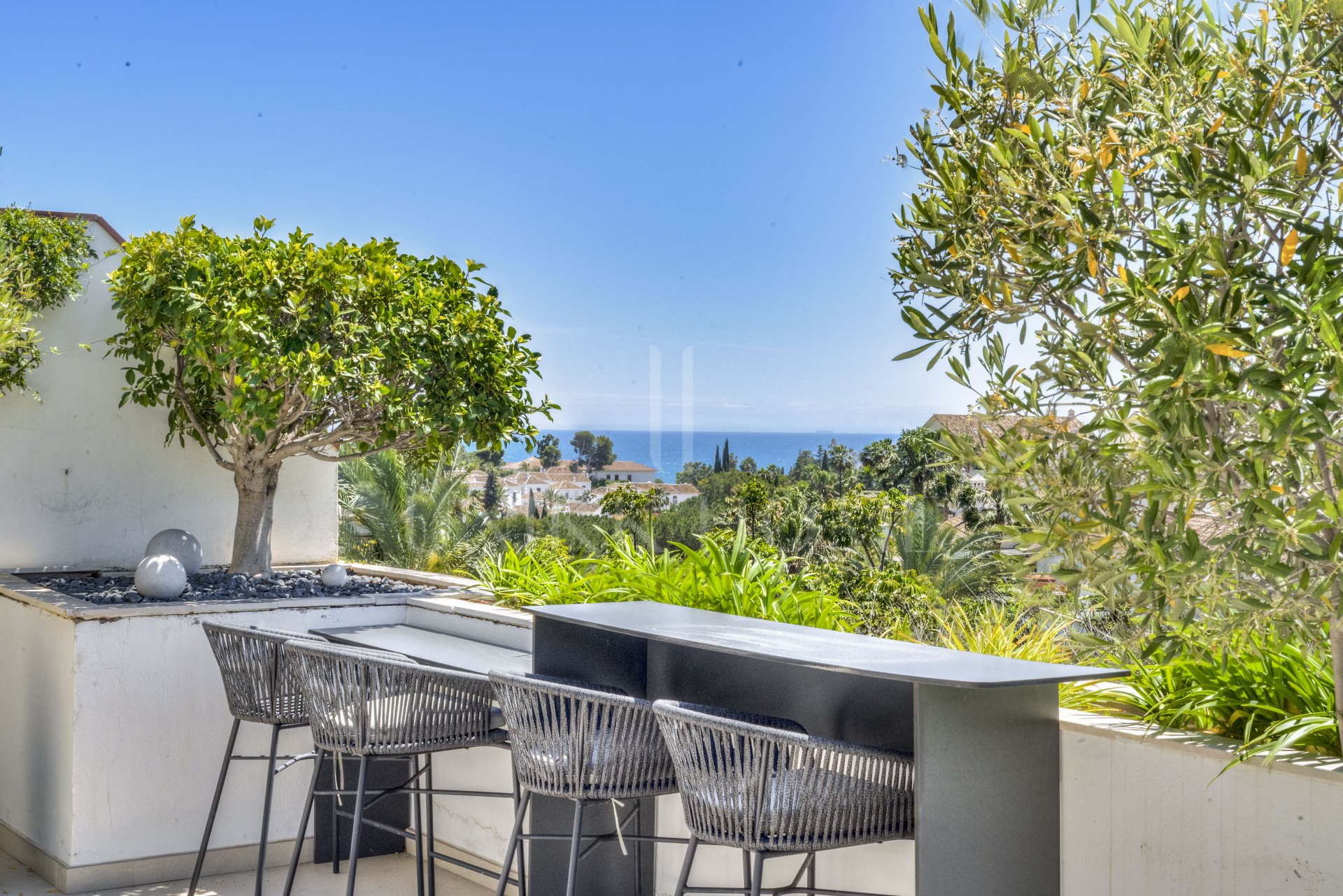 Ático dúplex exclusivo en la Milla de Oro de Marbella con vistas panorámicas al mar y a La Concha, amplias terrazas y una ubicación privilegiada cerca de Puente Romano.