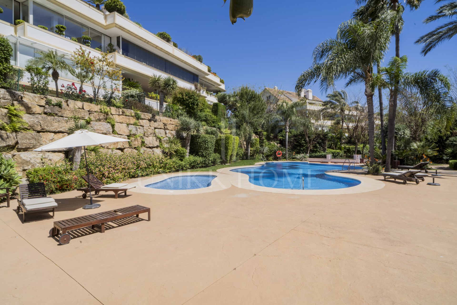 Ático dúplex exclusivo en la Milla de Oro de Marbella con vistas panorámicas al mar y a La Concha, amplias terrazas y una ubicación privilegiada cerca de Puente Romano.