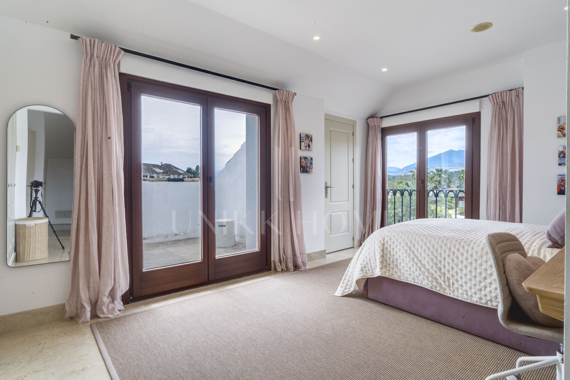 Ático dúplex exclusivo en la Milla de Oro de Marbella con vistas panorámicas al mar y a La Concha, amplias terrazas y una ubicación privilegiada cerca de Puente Romano.