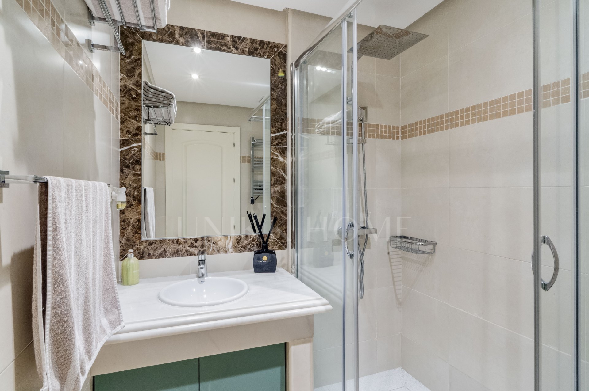 Elegante Villa Semi de 4 dormitorios en Azata Golf, Estepona Vistas