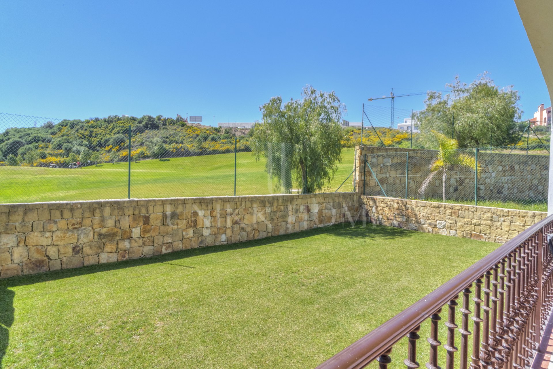 Elegante Villa Semi de 4 dormitorios en Azata Golf, Estepona Vistas