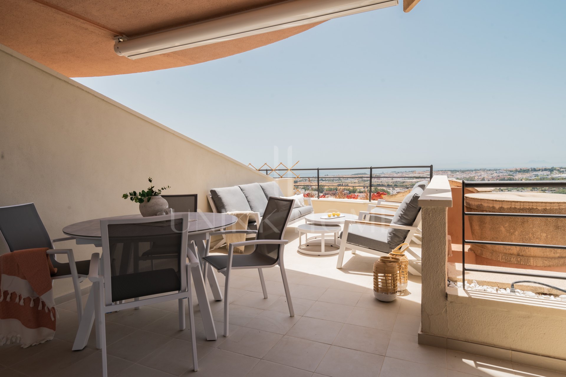 Hermoso apartamento recientemente renovado con vistas panorámicas al mar en Magna Marbella!