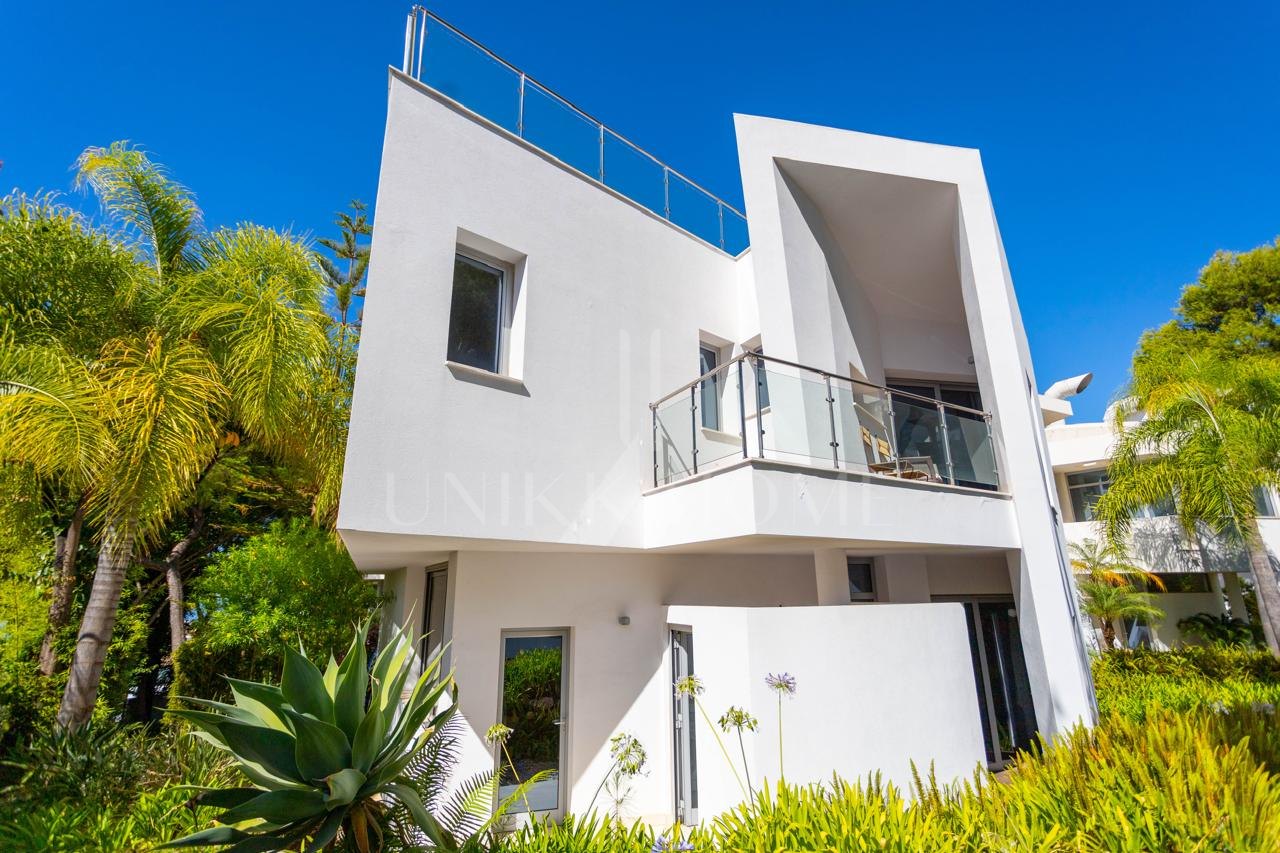 Villa independiente con piscina privada y vistas al mar, colinas de Meisho, Sierra Blanca