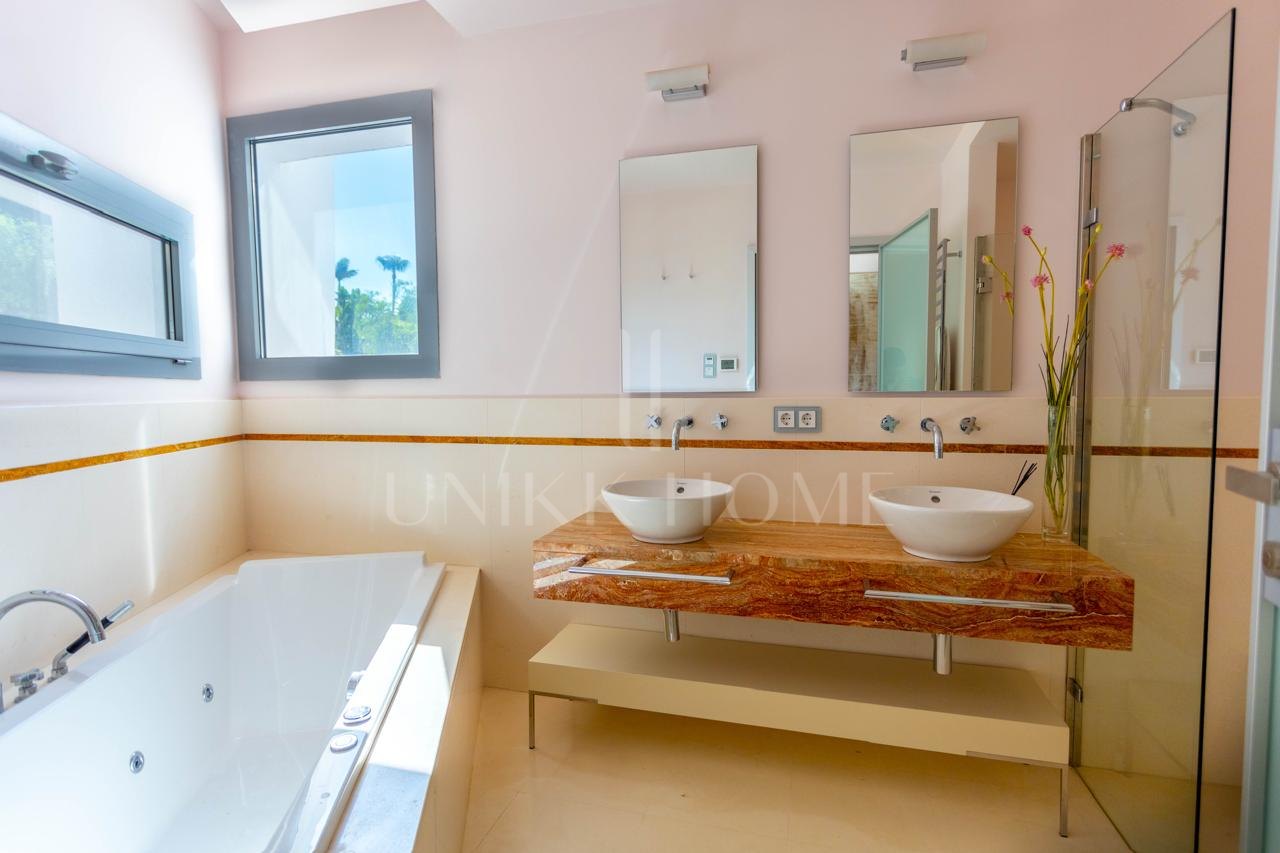 Villa independiente con piscina privada y vistas al mar, colinas de Meisho, Sierra Blanca