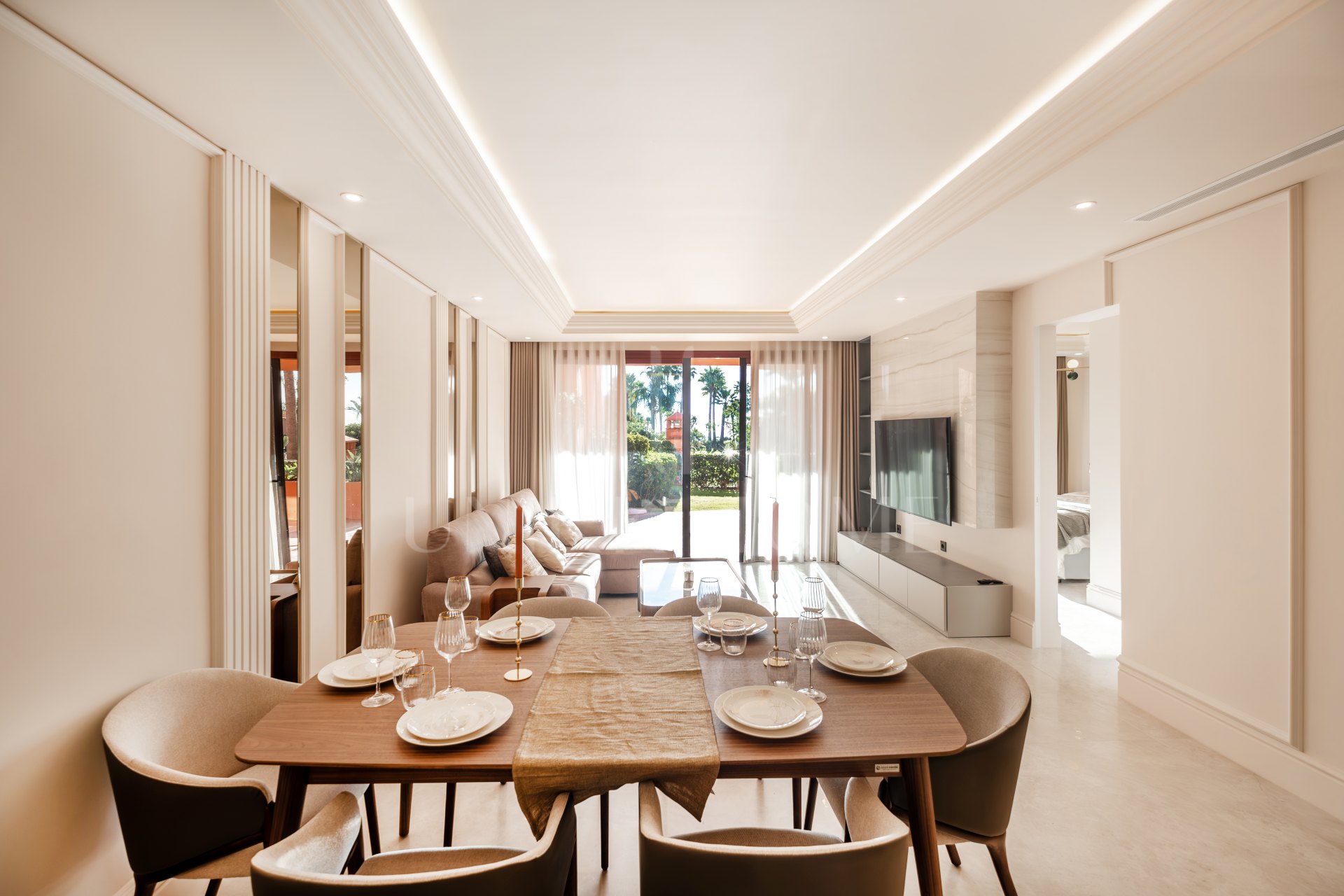 Apartamento de Lujo de 3 Dormitorios en Primera Línea de Playa