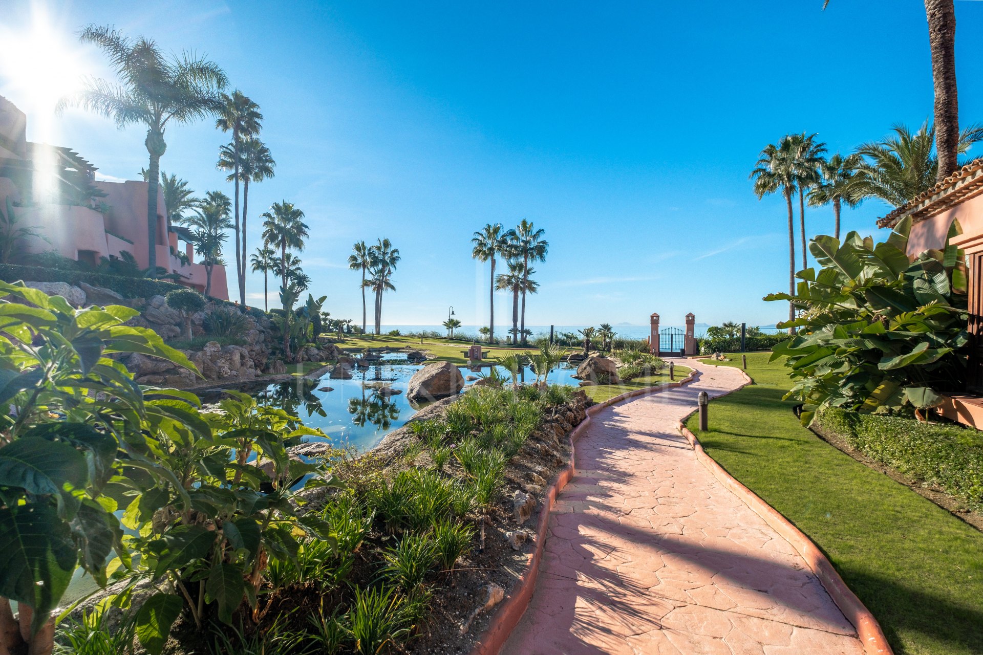 Apartamento de Lujo de 3 Dormitorios en Primera Línea de Playa