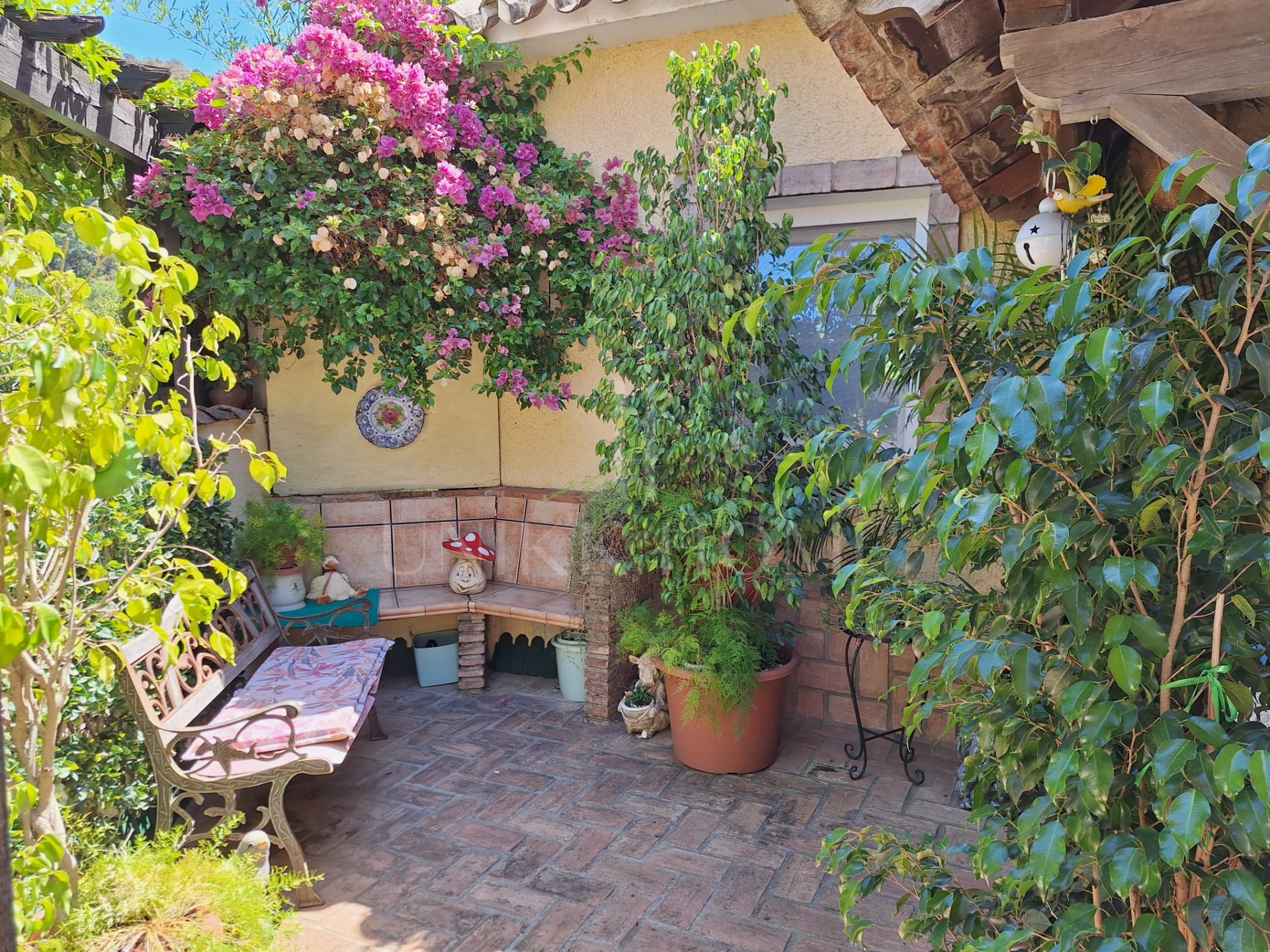 Encantadora casa con gran potencial en una tranquila calle sin salida en el centro de Benahavís
