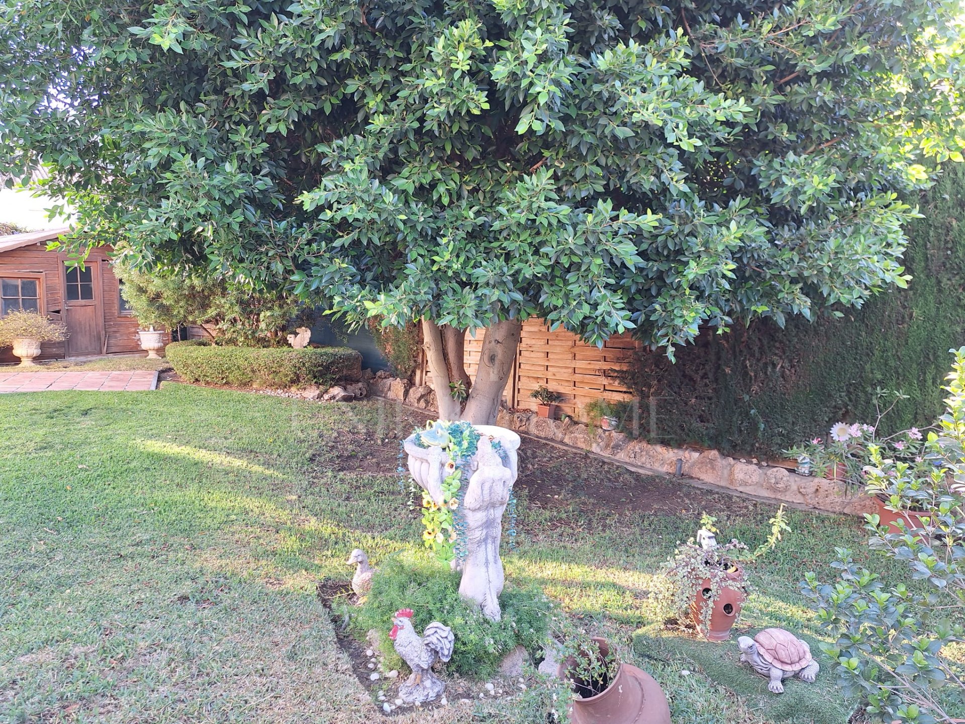 Encantadora casa con gran potencial en una tranquila calle sin salida en el centro de Benahavís